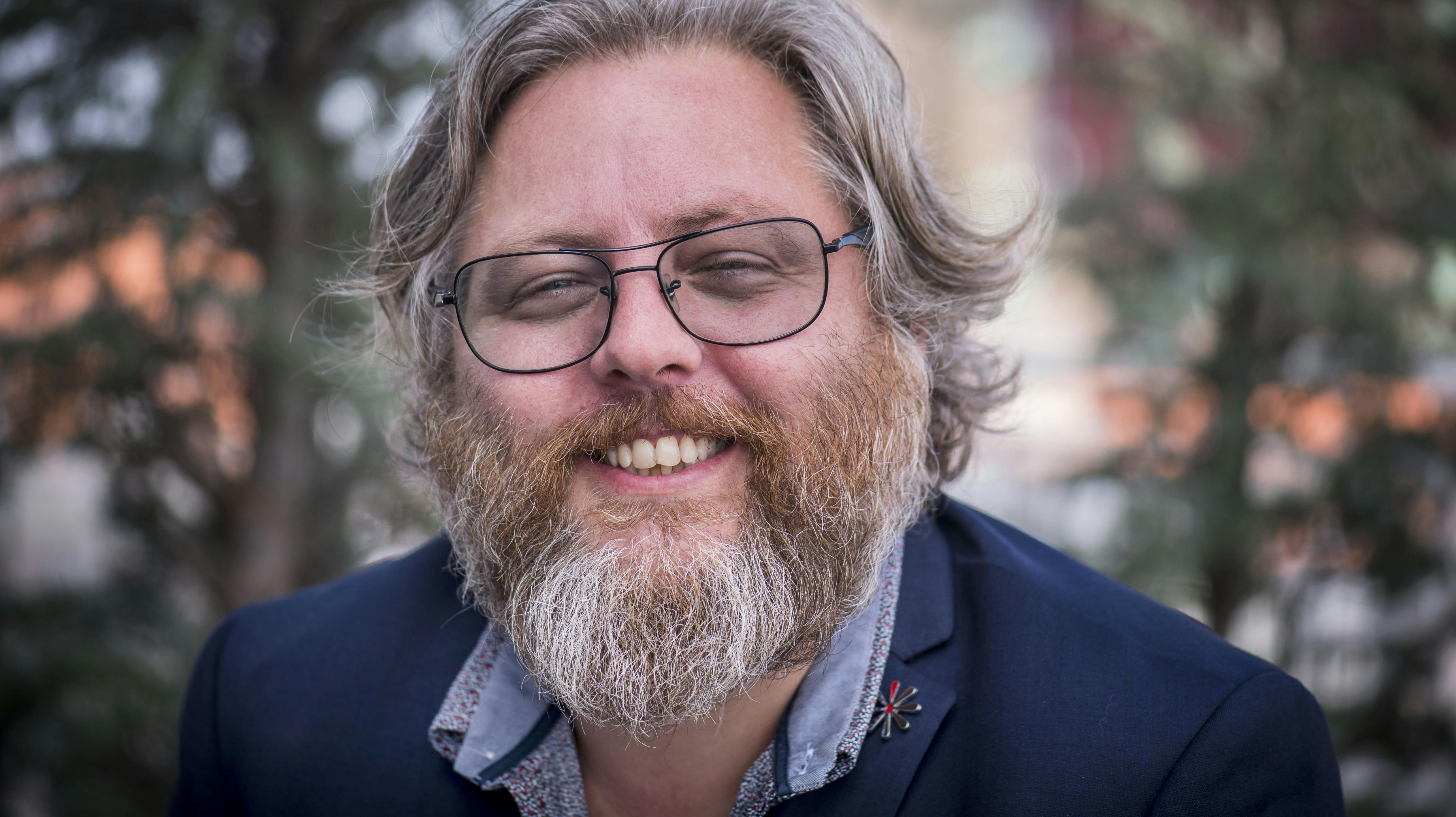 48-årige Søren Huss og hans 12 år yngre kæreste bliver forældre til januar. 