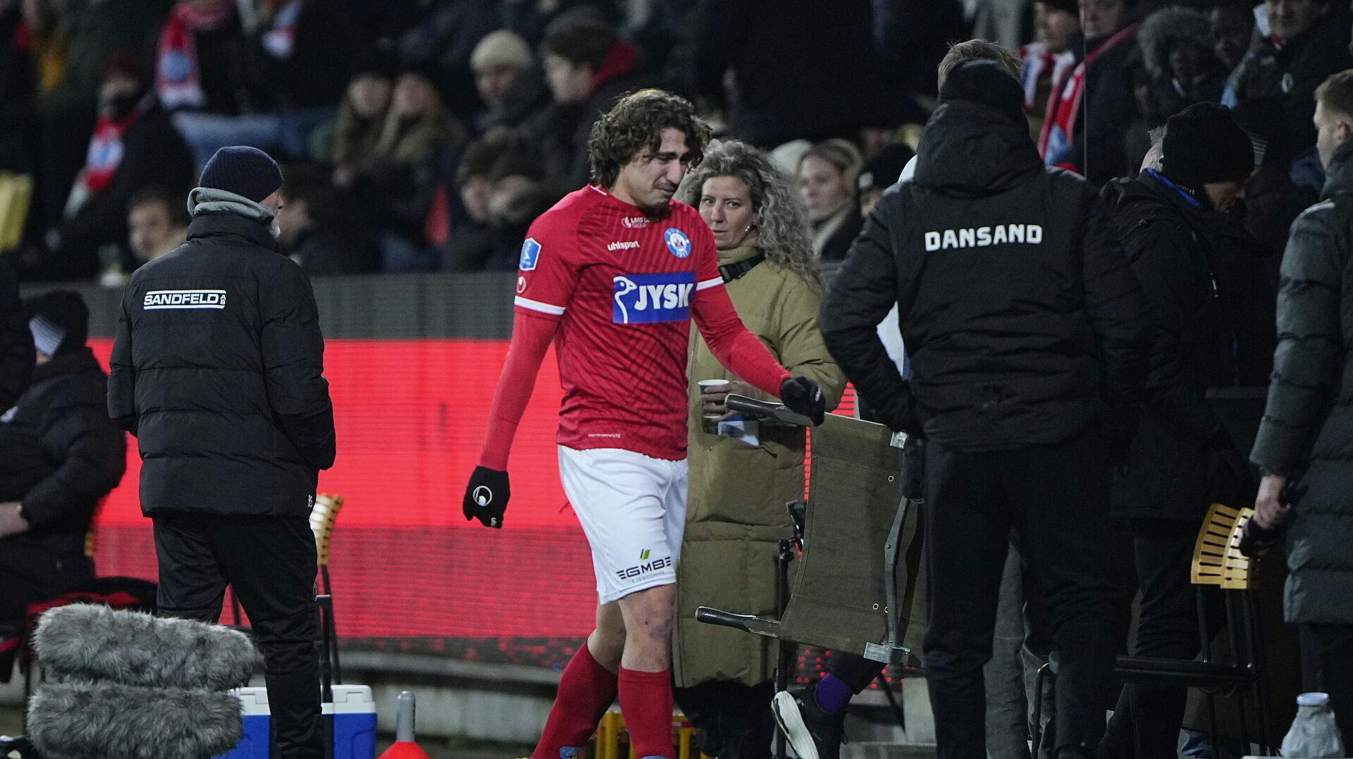 Alexander Lind forlader banen i tårer.