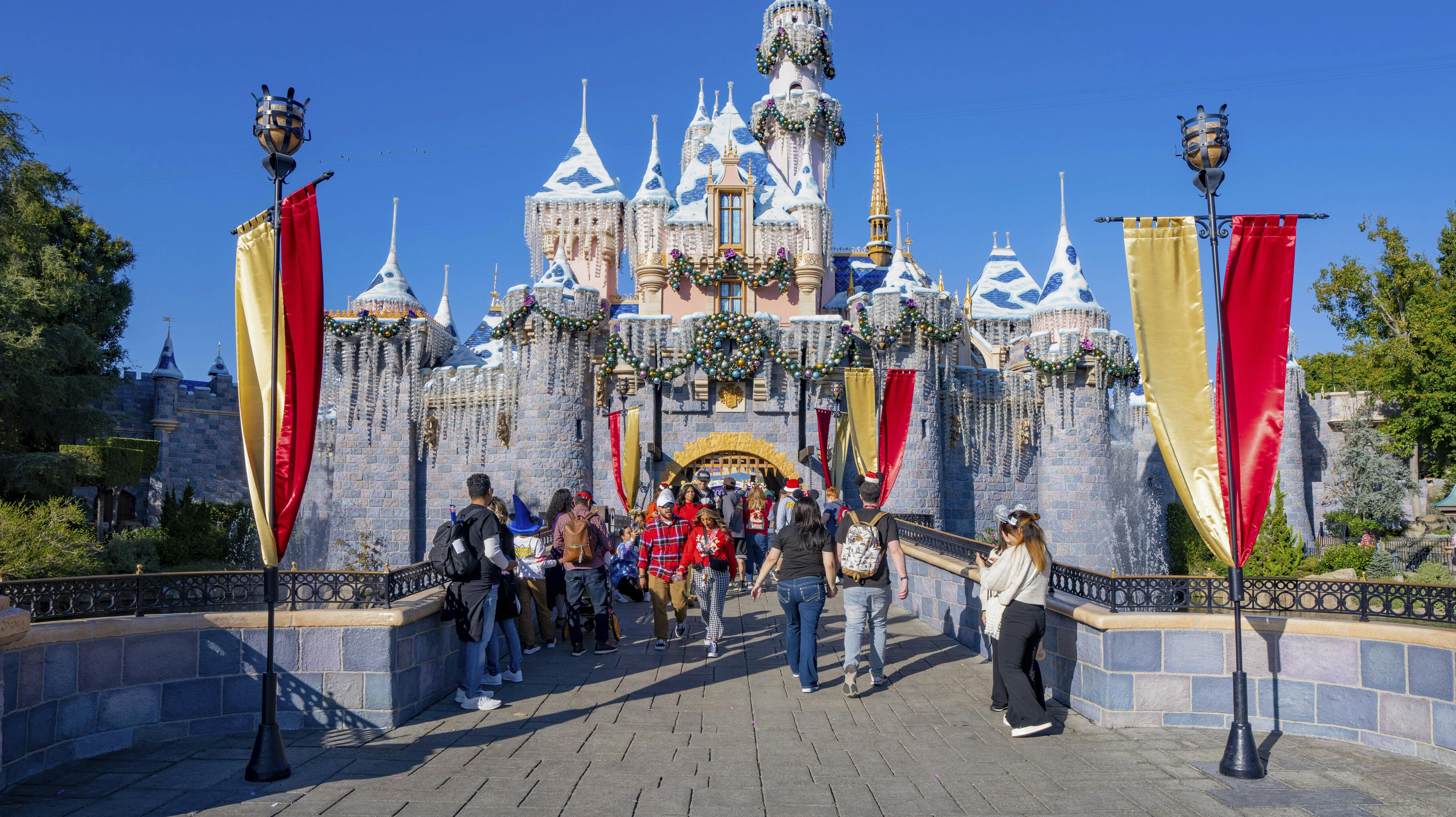 Gæster, der tog en tur i "It's A Small World"-forlystelsen i Disneyland i Anaheim i Californien, fik lidt mere, end de havde betalt. 