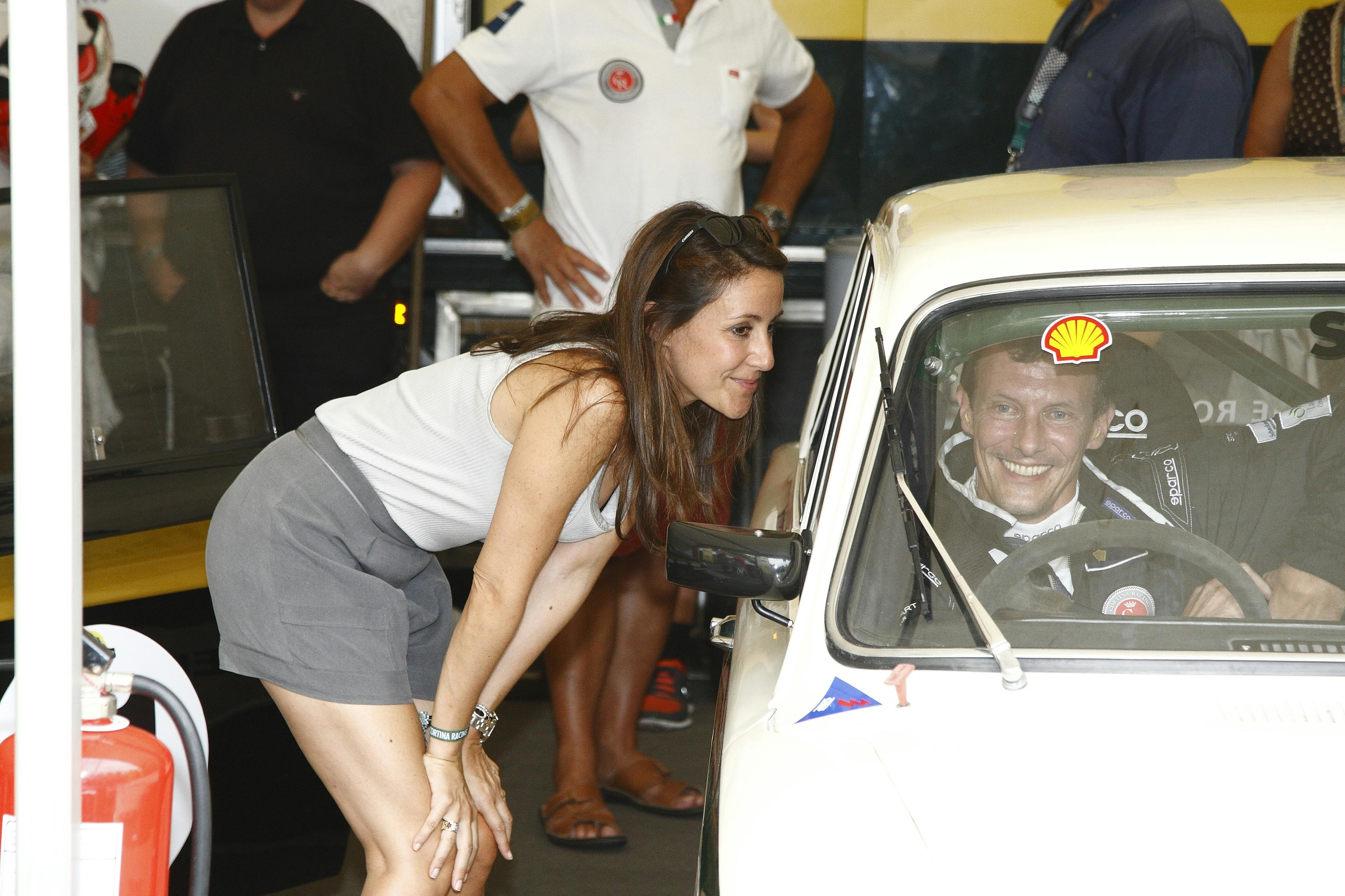 Årets største historiske motorløb, Copenhagen Historic Grand Prix, finder sted på Bellahøj i København med deltagelse af blandt andre prins Joachim. - Prins Joachim i sin racerbil Lotus Cortina, mens prinsesse Marie smilende ser til.