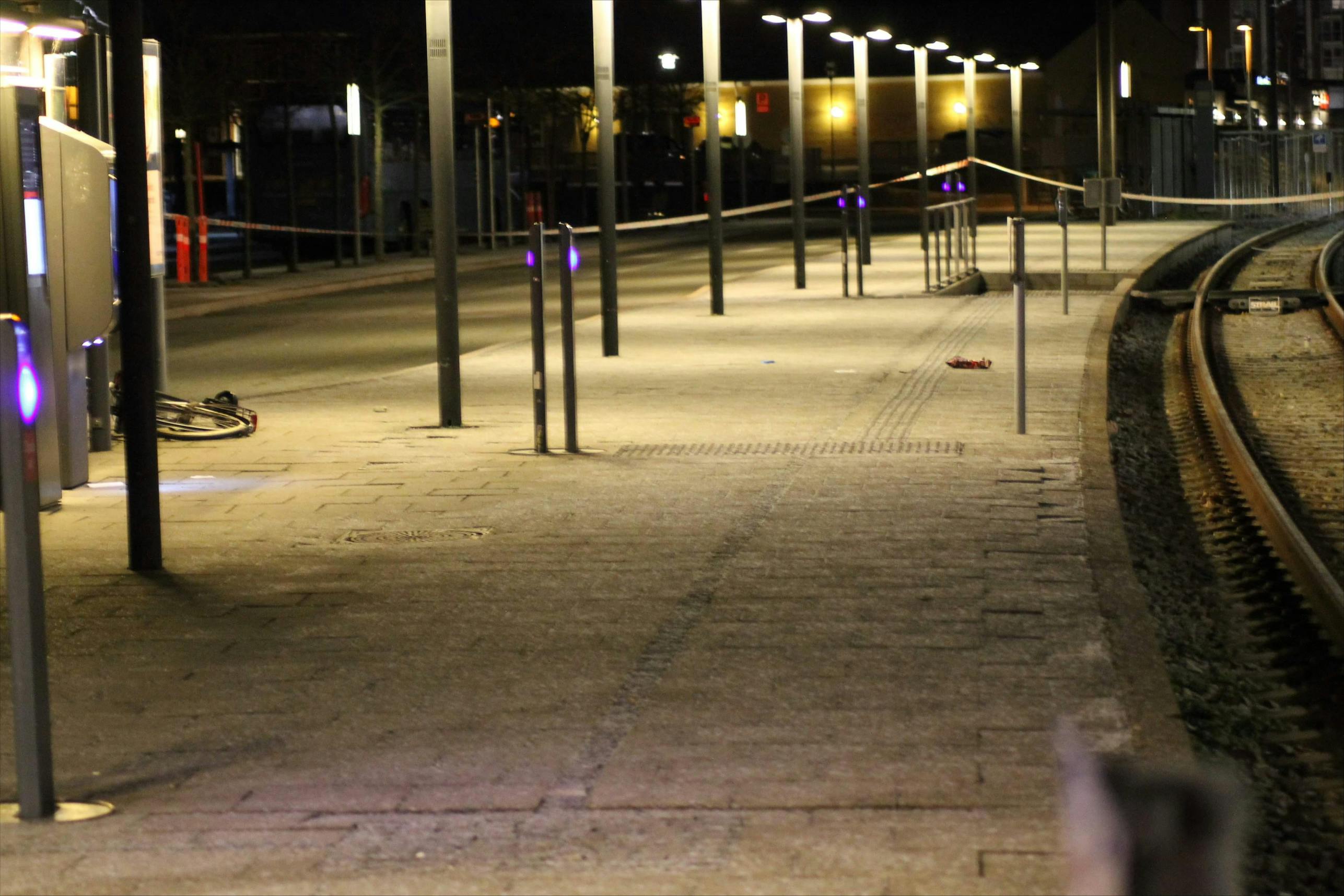 Søndag blev en kun 15-årig dreng dræbt af knivstik på Grenaa Letbanestation. En jævnaldrende dreng er sigtet i sagen.