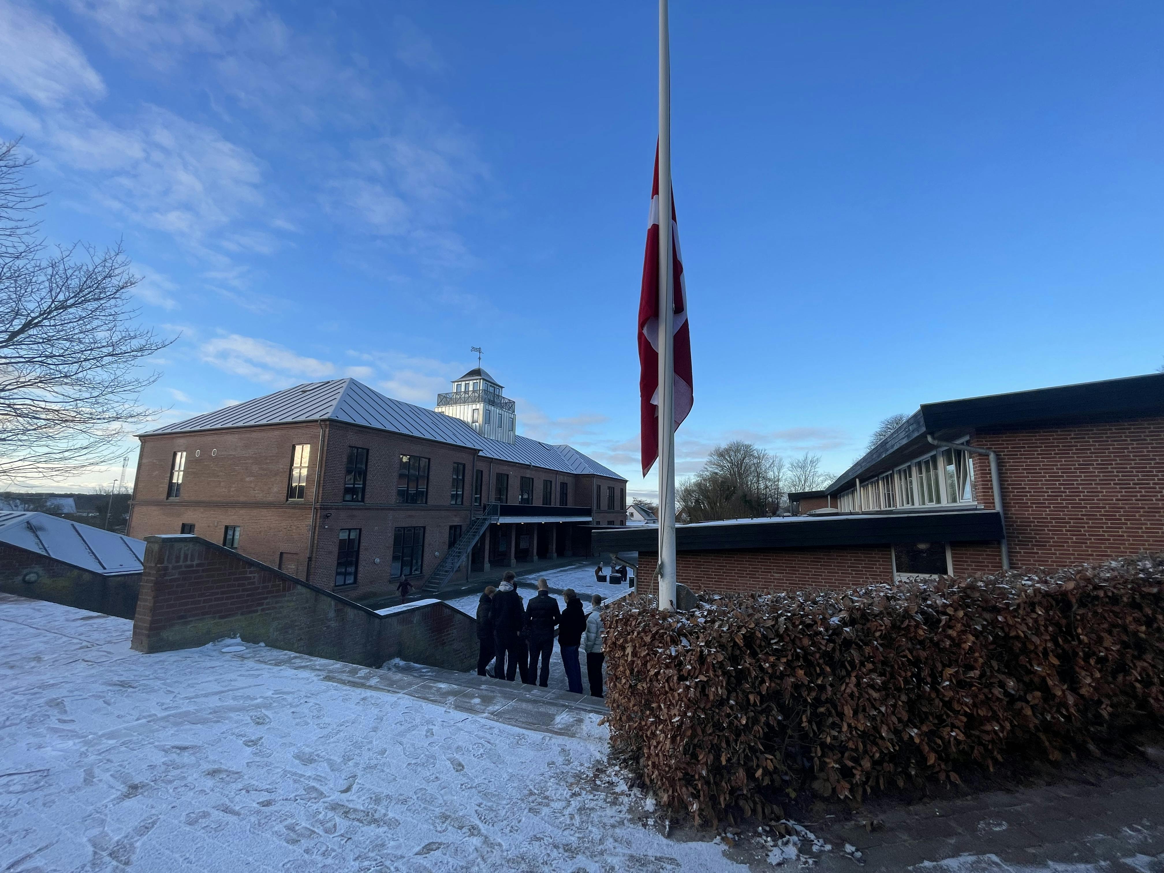 Flaget vajer mandag morgen på halv på Ryomgaard Realskole
