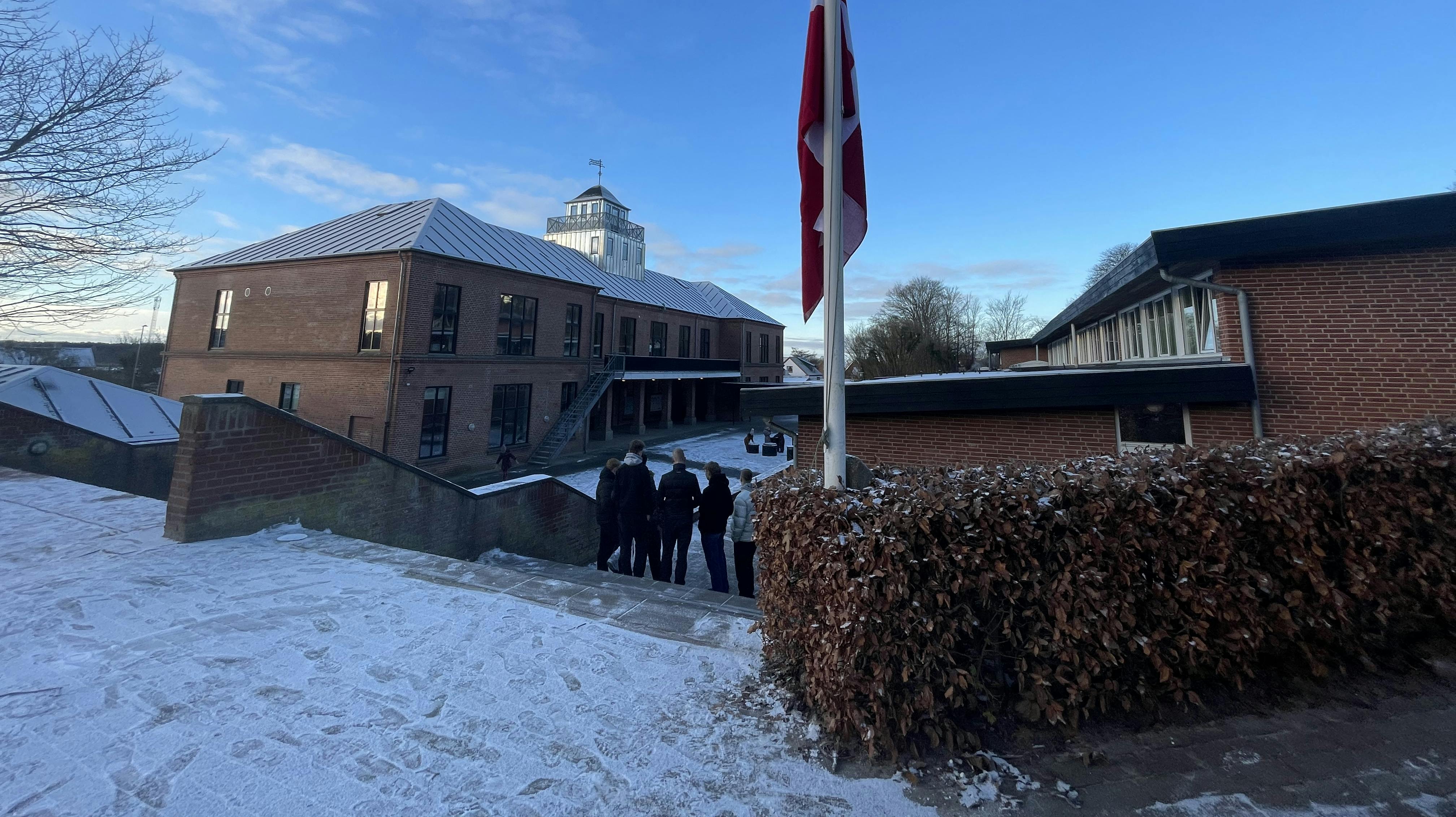 Flaget vajer mandag morgen på halv på Ryomgaard Realskole