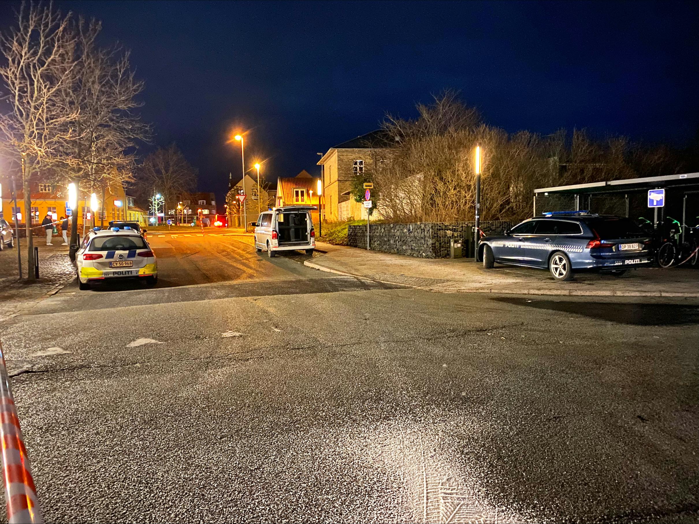 Politiet rykkede hurtigt ud til stedet efter anmeldelsen om knivstikker søndag aften.