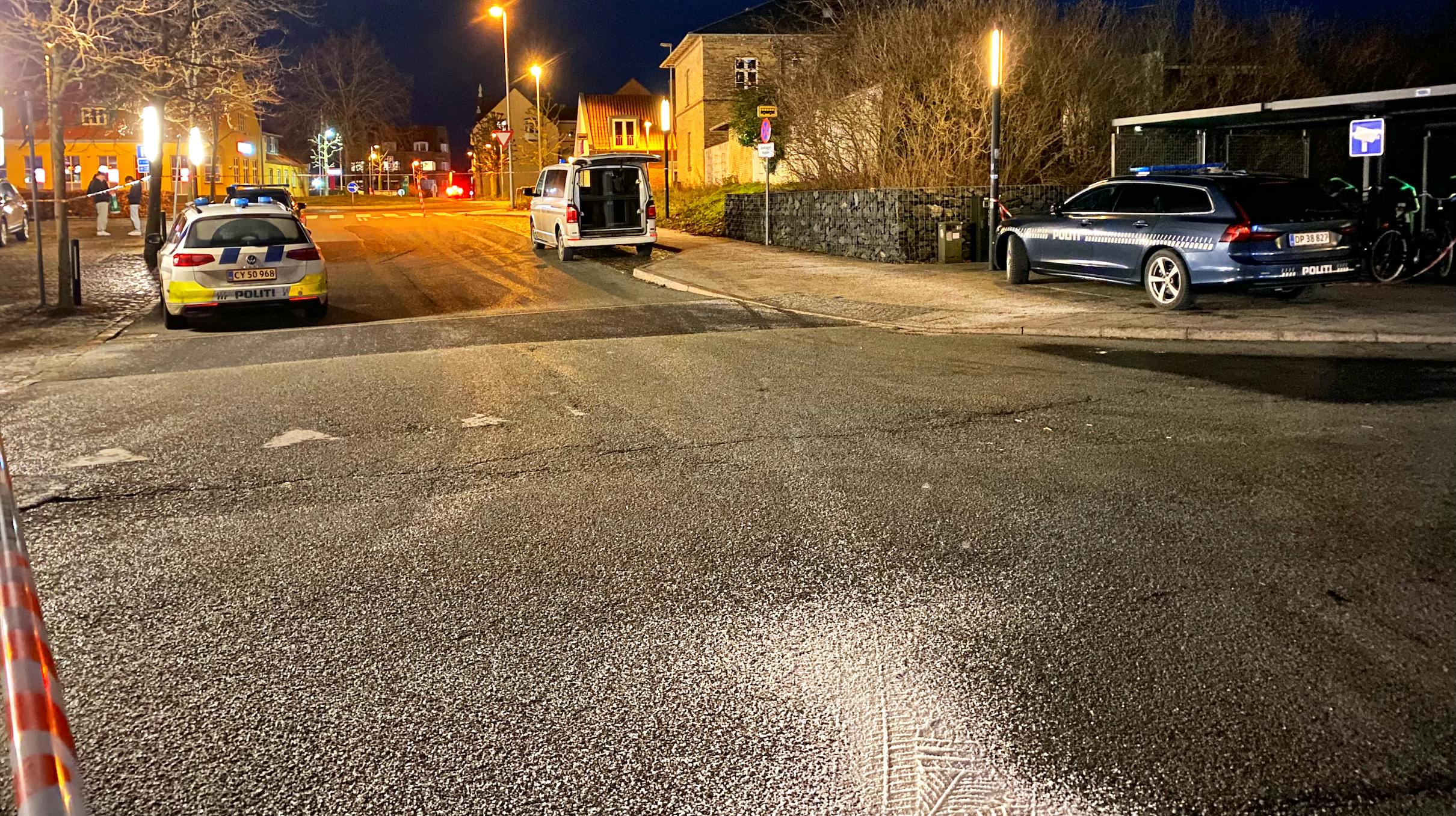 Politiet rykkede hurtigt ud til stedet efter anmeldelsen om knivstikker søndag aften.