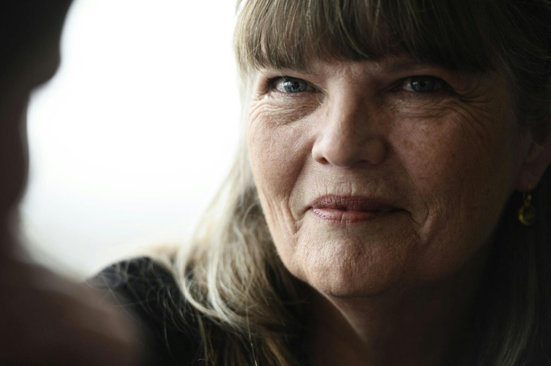 Forfatter Anna Grue har brækket armen efter en særdeles uheldig gåtur.
