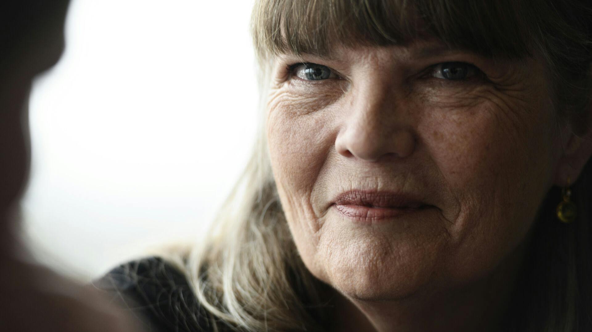 Forfatter Anna Grue har brækket armen efter en særdeles uheldig gåtur.