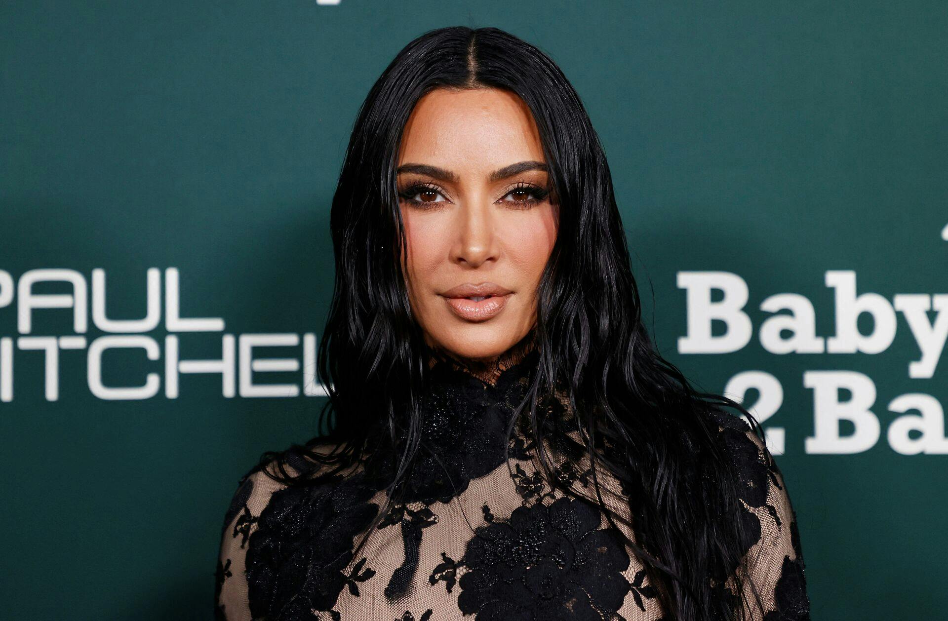 Kim Kardashian har igen i år vilde juledekorationer derhjemme.