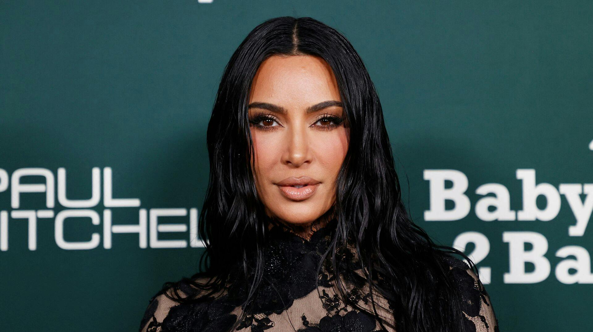 Kim Kardashian har igen i år vilde juledekorationer derhjemme.