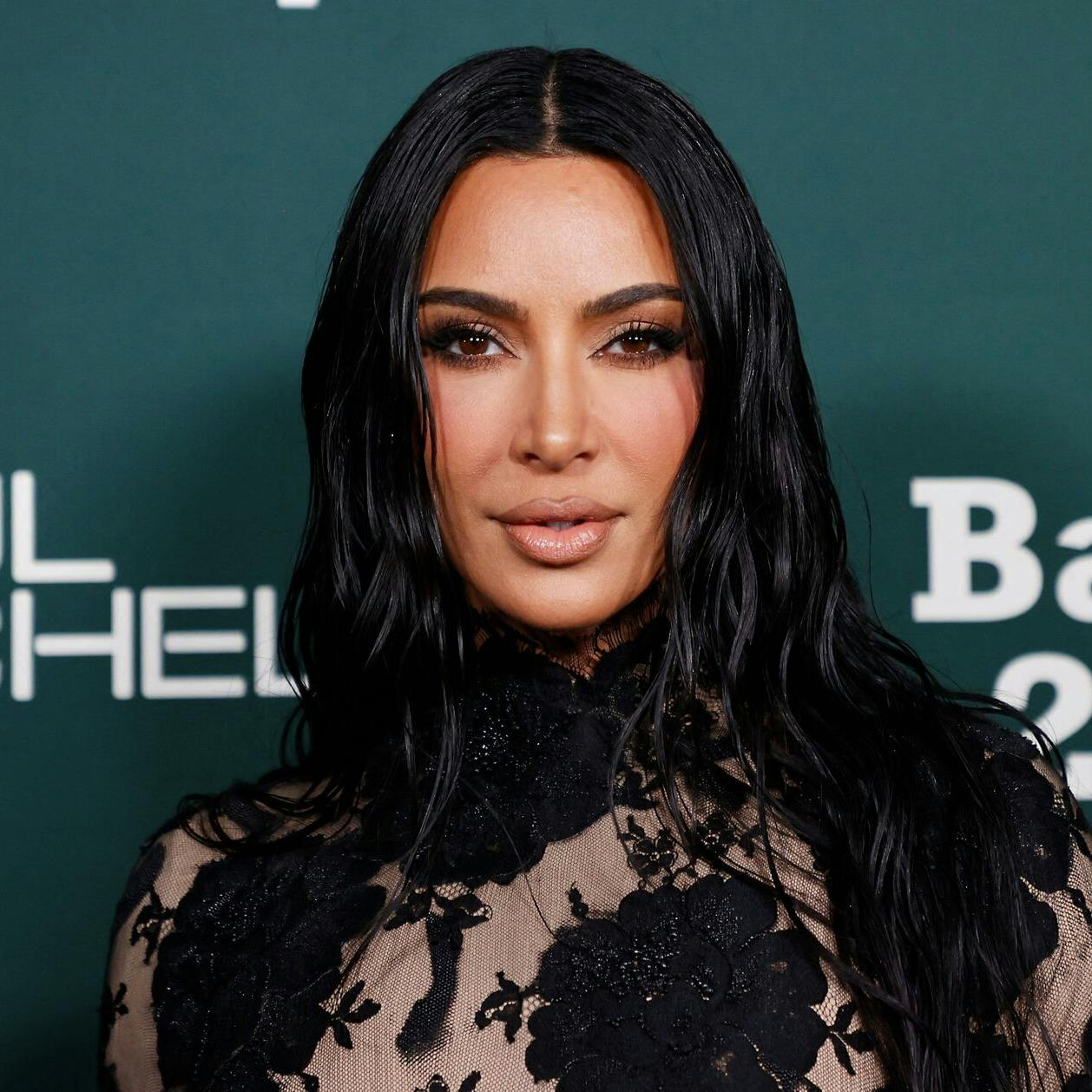 Kim Kardashian har igen i år vilde juledekorationer derhjemme.