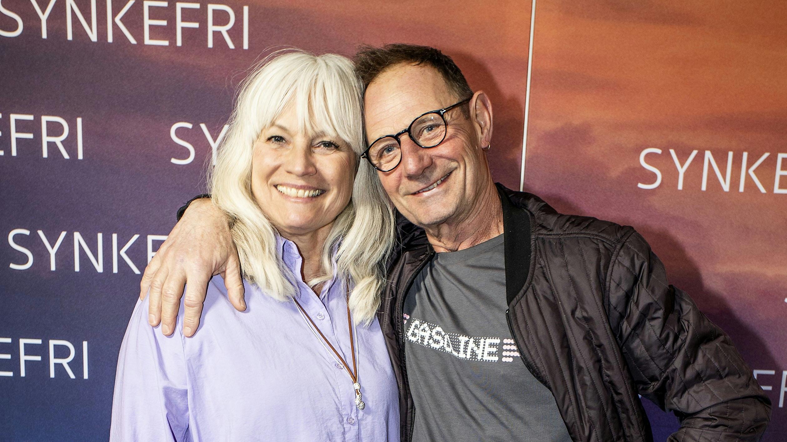 Her ses Jan Linnebjerg til premiere på " Synkefri " i Imperial med hustruen Karen.
