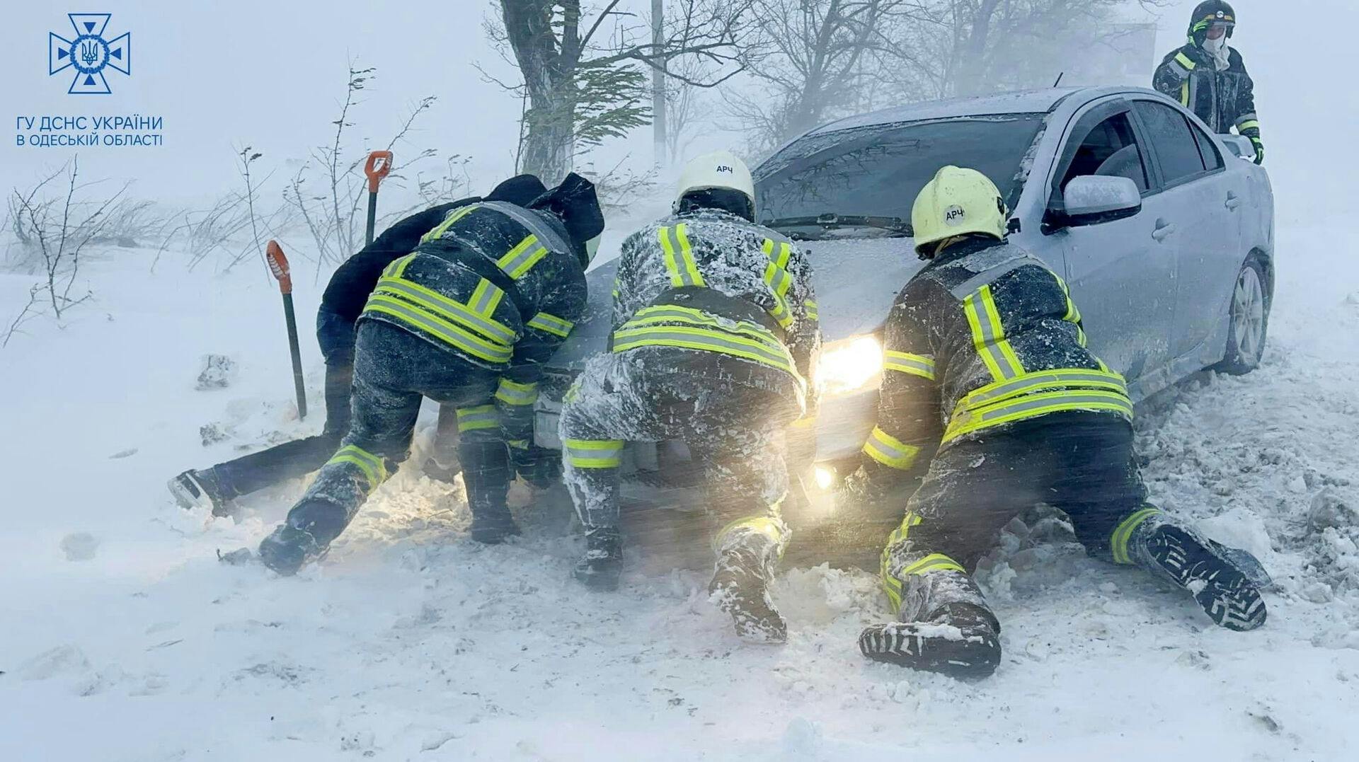 Snestormen har ramt den ukrainske region Odesa særligt hårdt. Her kæmper beredskabsarbejdere med at frigøre en fastkørt bil.
