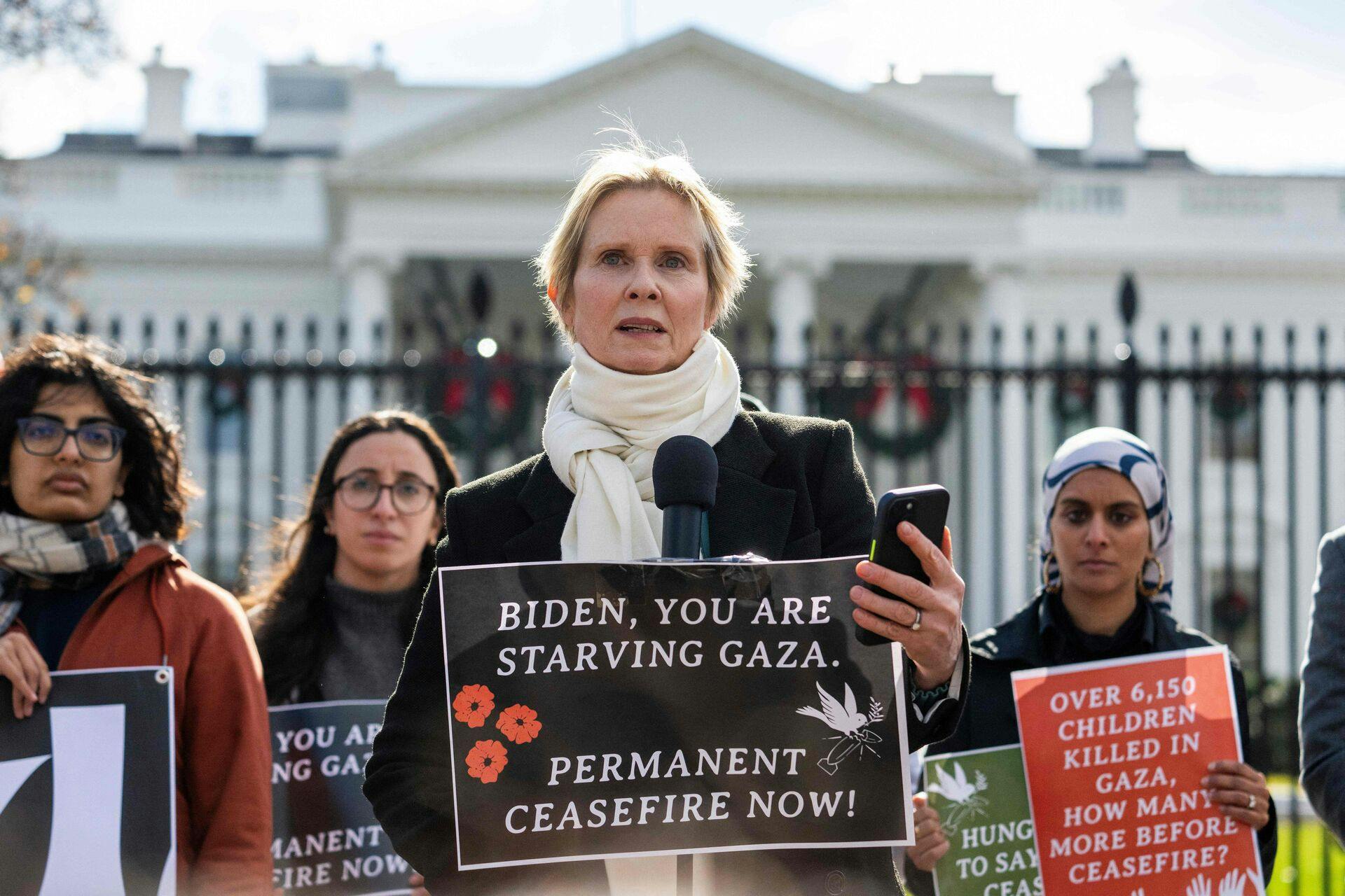 Den amerikanske skuespiller og aktivist Cynthia Nixon, sammen med delstatens lovgivere og aktivister, indleder en sultestrejke for at kræve en permanent våbenhvile i Gaza, foran Det Hvide Hus i Washington, DC, den 27. november 2023.