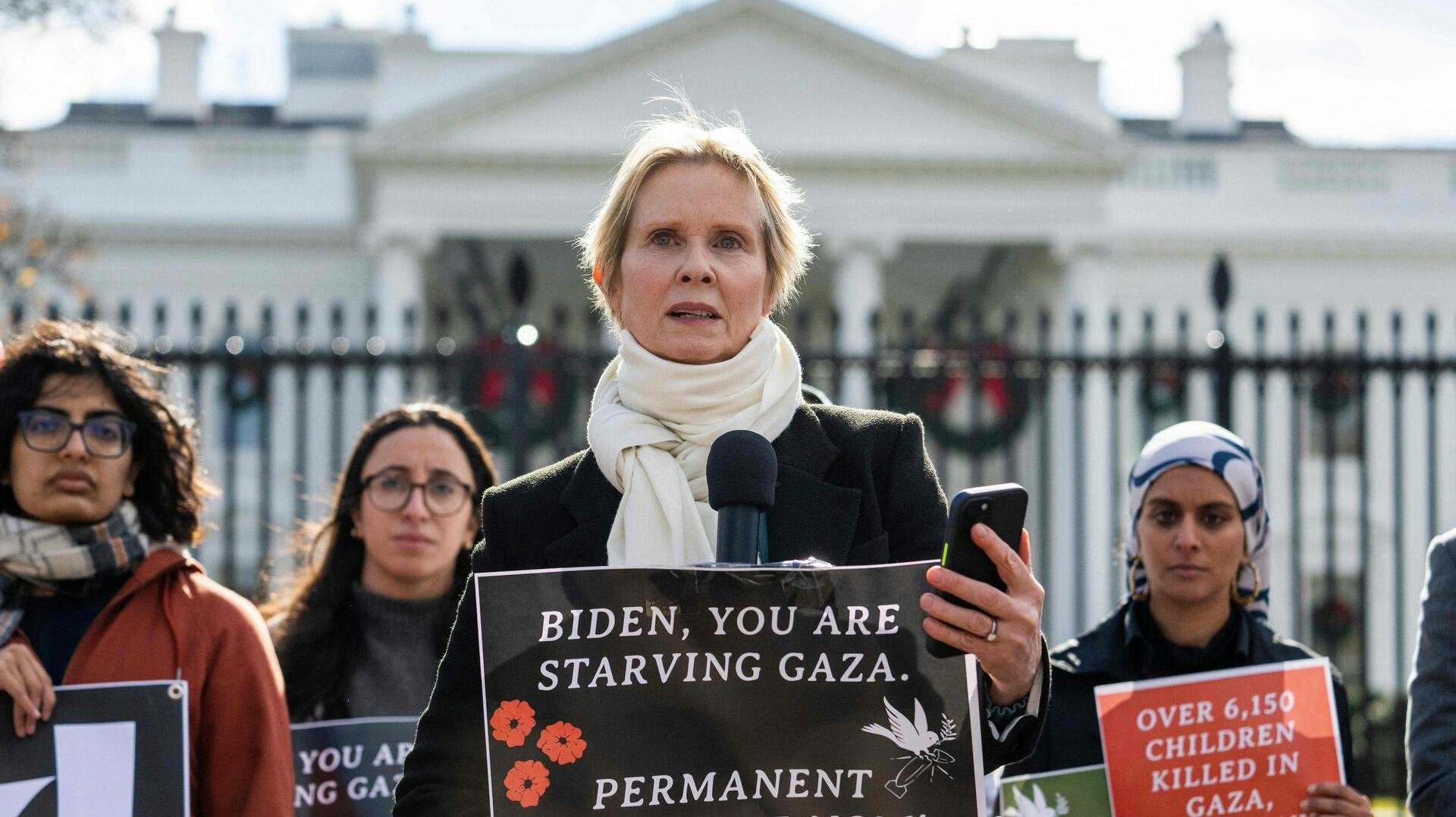 Den amerikanske skuespiller og aktivist Cynthia Nixon, sammen med delstatens lovgivere og aktivister, indleder en sultestrejke for at kræve en permanent våbenhvile i Gaza, foran Det Hvide Hus i Washington, DC, den 27. november 2023.