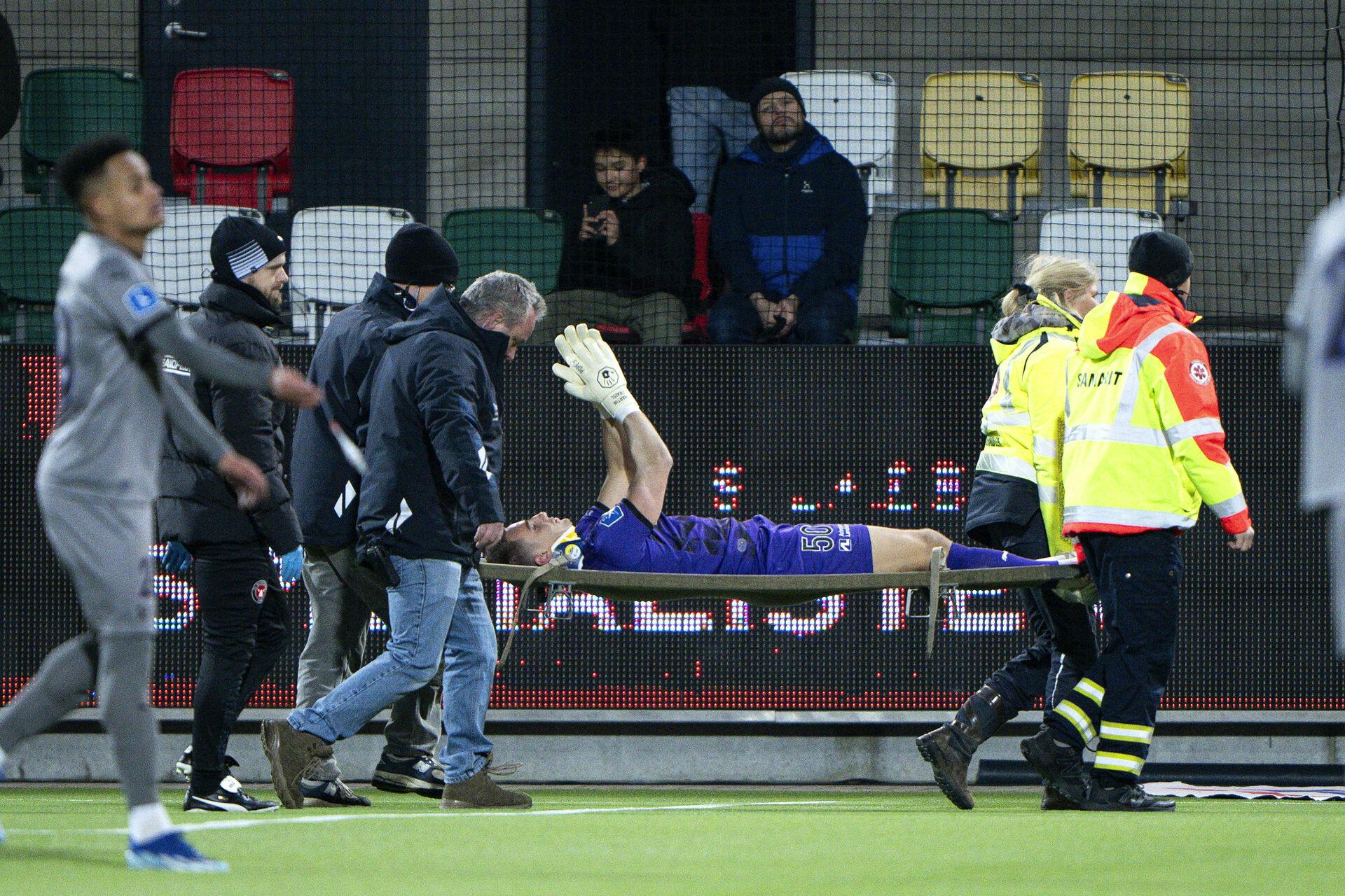 FCMs målmand Martin Fraisl må afløses målmand Jonas Lössl, efter et sammenstød med Silkeborgs Alexander Lind under superligakampen mellem Silkeborg IF og FC Midtjylland på JYSK Park i Silkeborg mandag den 27. november 2023. (Foto: Bo Amstrup/Ritzau Scanpix)
