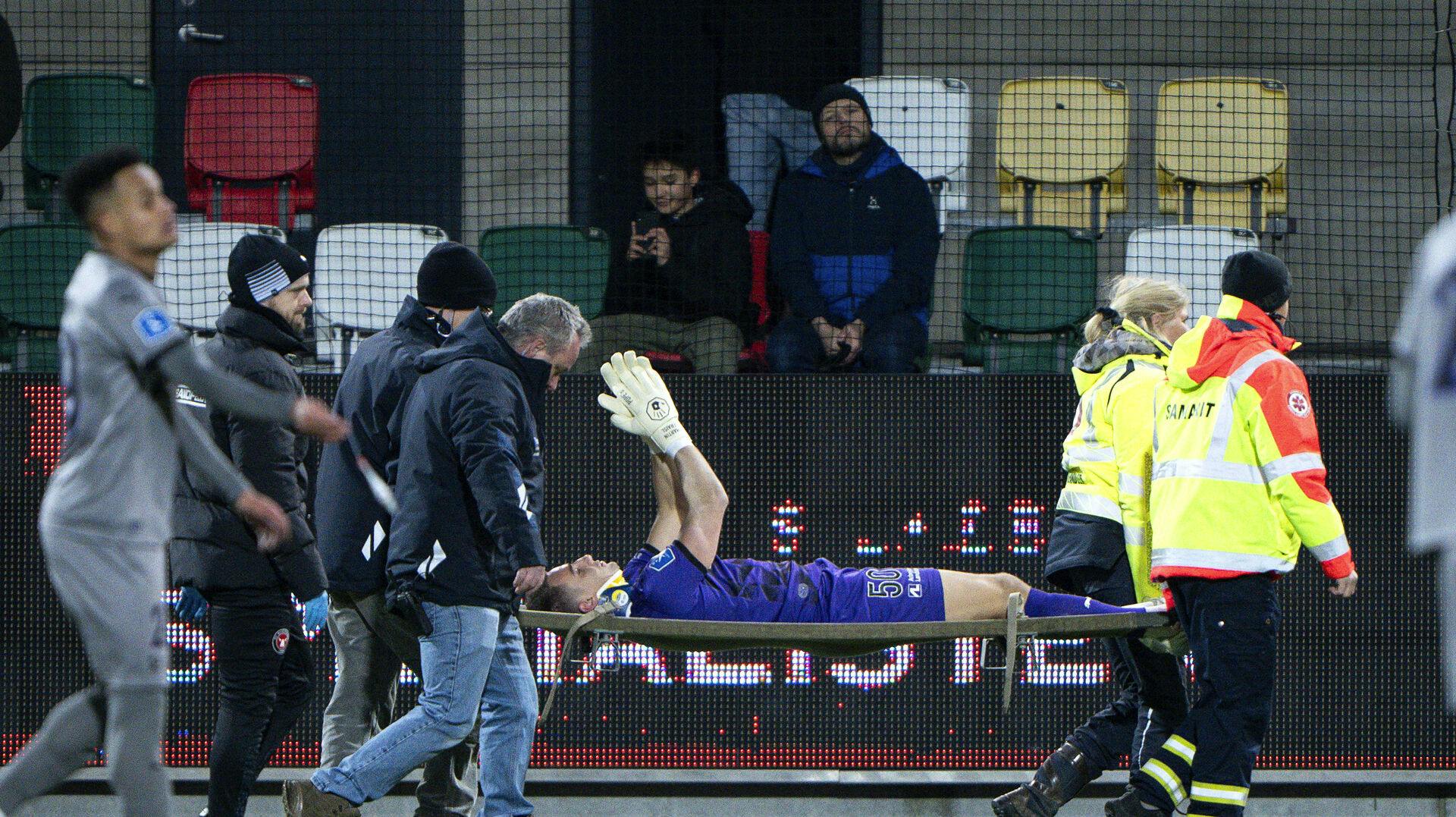 Martin Fraisl var vågen og kunne klappe af FC Midtjyllands fans efter det skræmmende sammenstød med Alexander Lind.