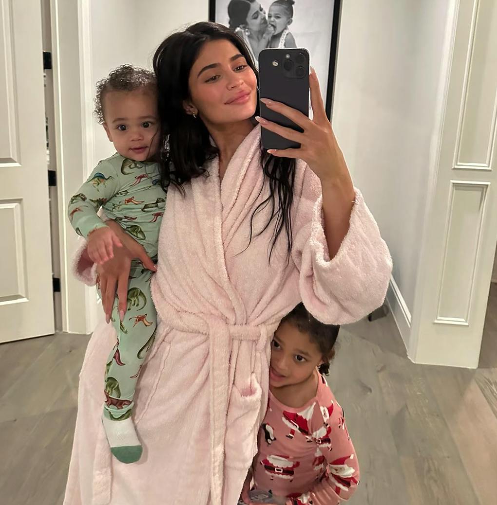 Kylie Jenner med sine to børn, datteren Stormi og sønnen Aire.