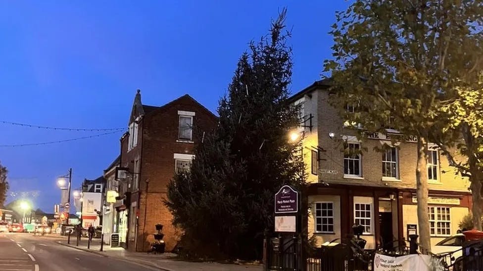 Byens juletræ er - ifølge de fleste - rædderligt. 