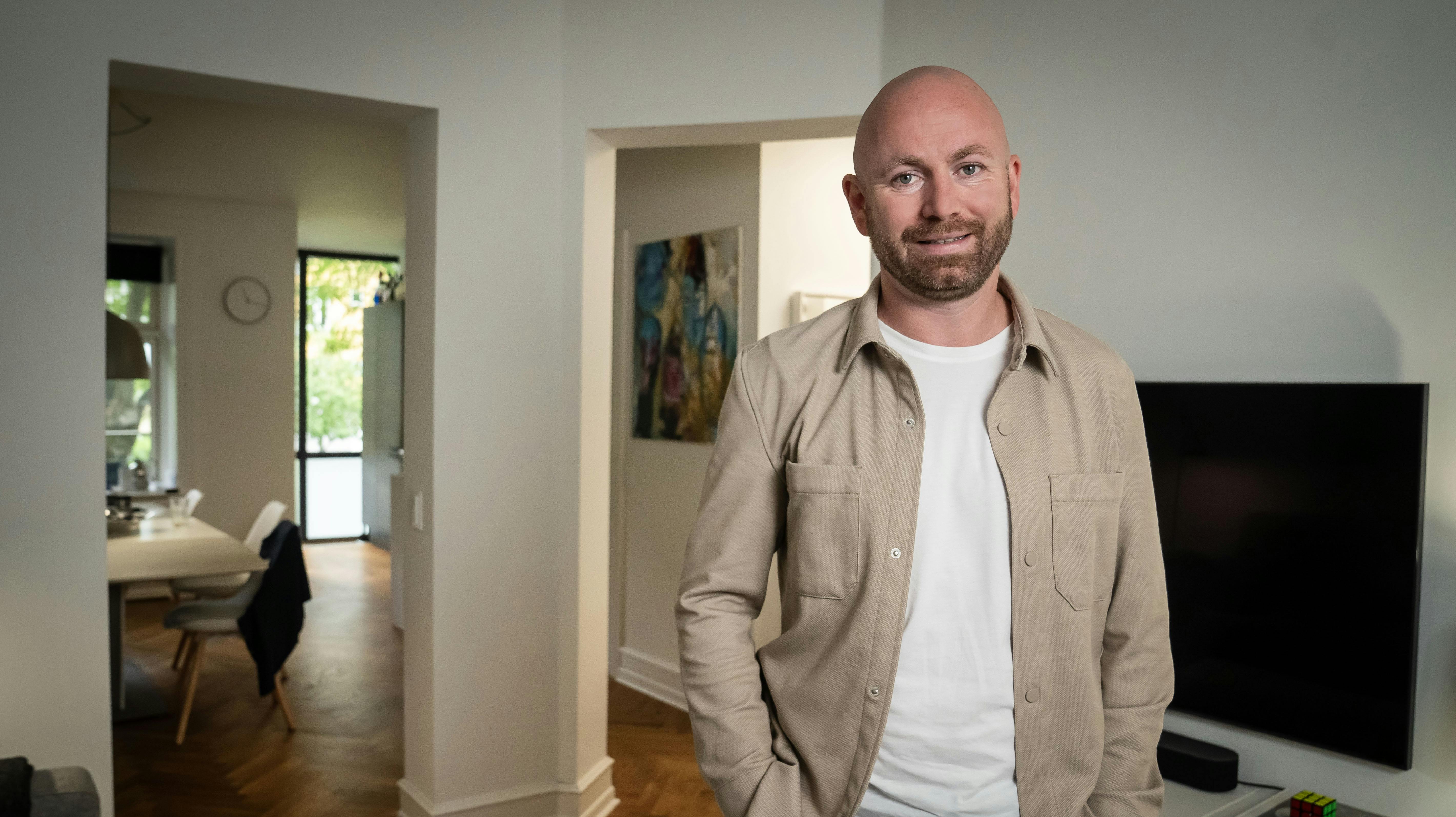 OPGAVE: Interview med Michael Hansen fra ”Gift ved første blik”.STED: Helgesvej 10JOURNALIST: Camilla Maria JohansenFOTOGRAF: Hanne JuulDATO: 20230911