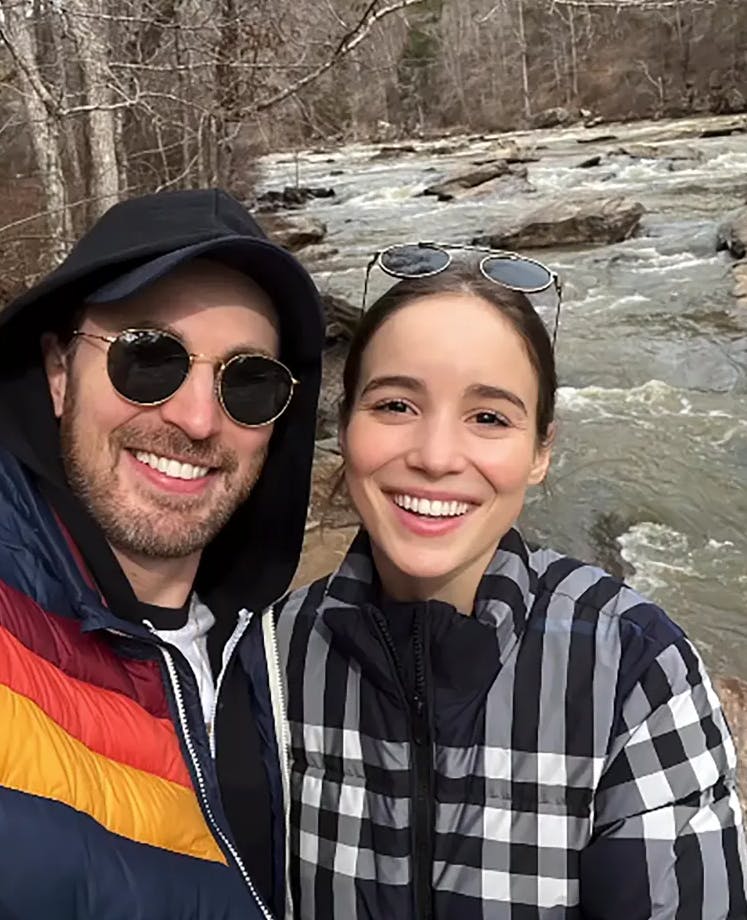 Sidste år kom det frem, at den 42-årige Chris Evans var faldet pladask for den 26-årige Alba Baptista.