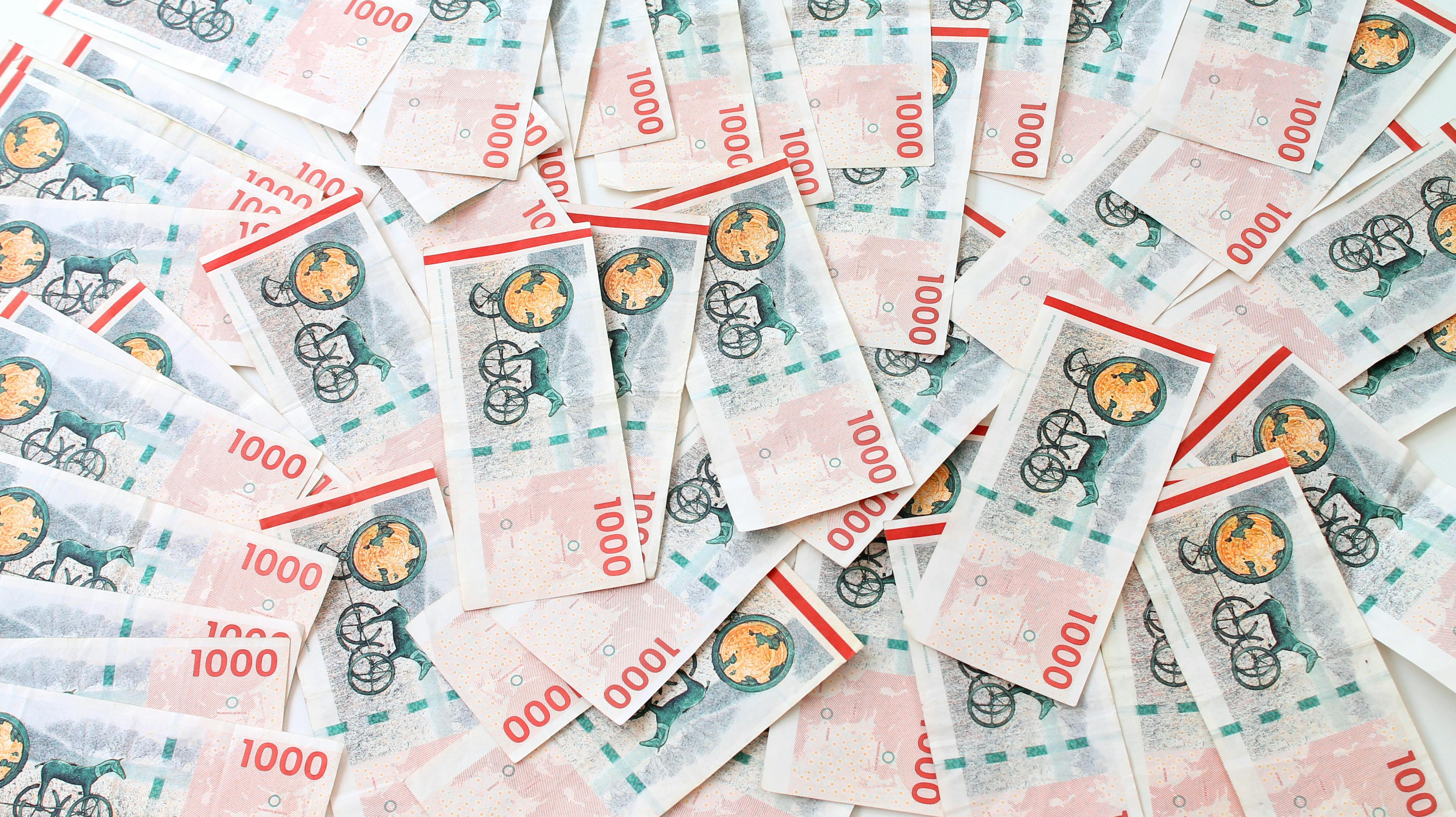 Tusindkronesedlen kan blive fortid. Det skriver Børsen, der mener at vide, at regeringen og Nationalbanken vil af med den store seddel.