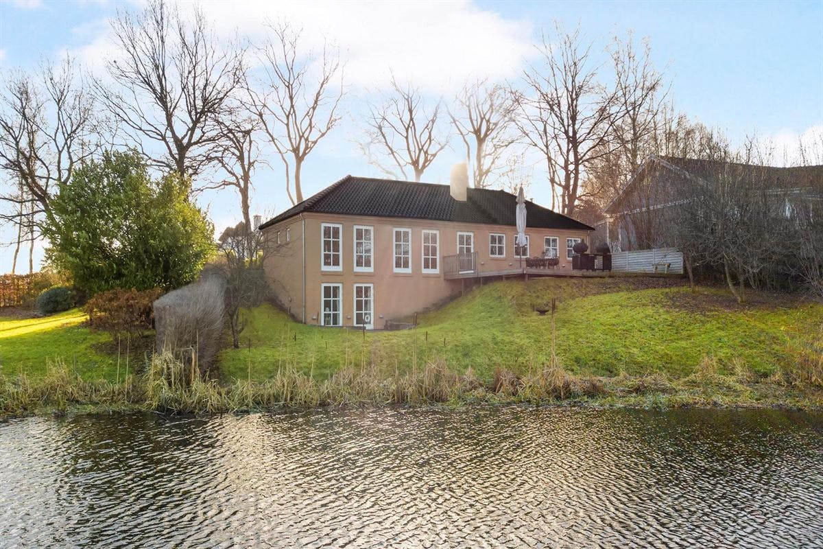 Det er herligheden her, Mette Blomsterberg selv har tegnet, som eksmanden Henrik ikke længere står på skødet af.