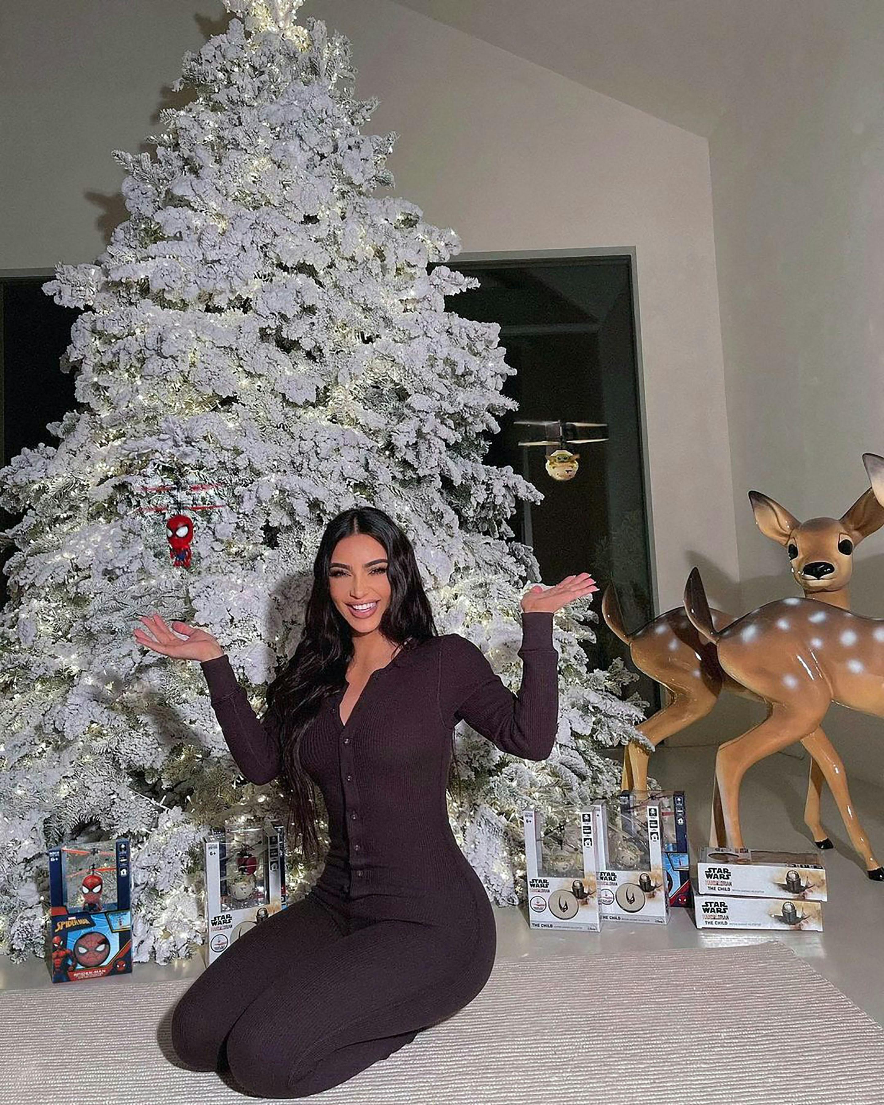Kim Kardashian poserer foran juletræet i 2021.