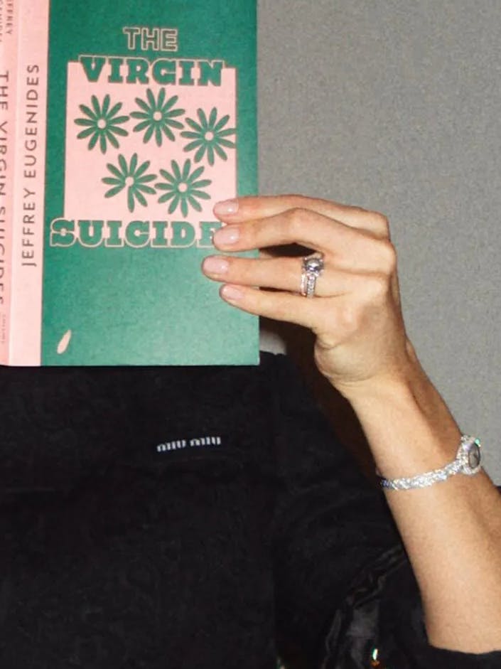 Det kan man kalde en solid ring. Er det mon den, som fik Alba Baptista til at sige ja til Chris Evans?