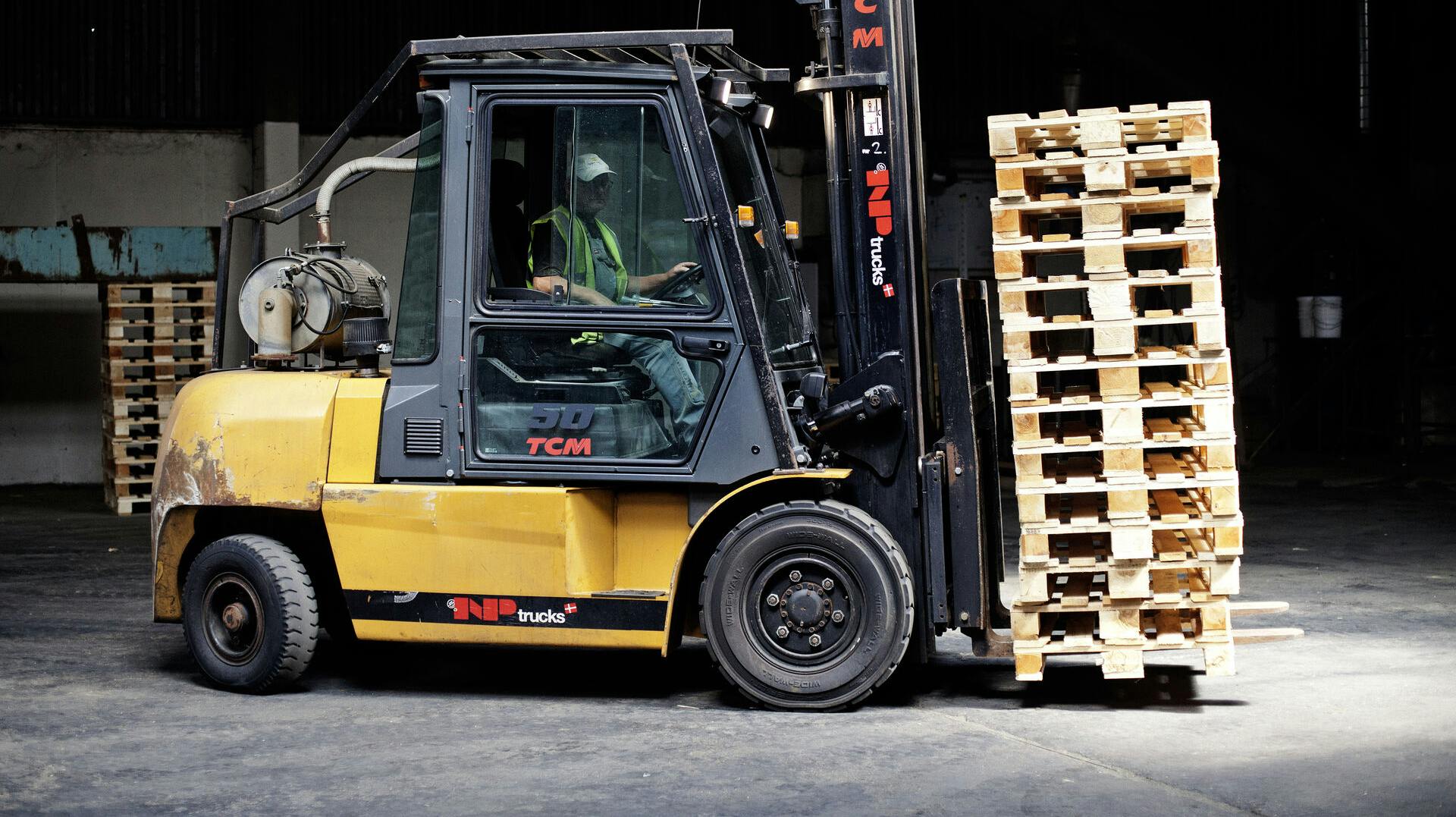En 12-årig dreng sad bag rattet i en gaffeltruck i en dramatisk politijagt. Der er IKKE tale om gaffeltrucken eller personen på billedet.