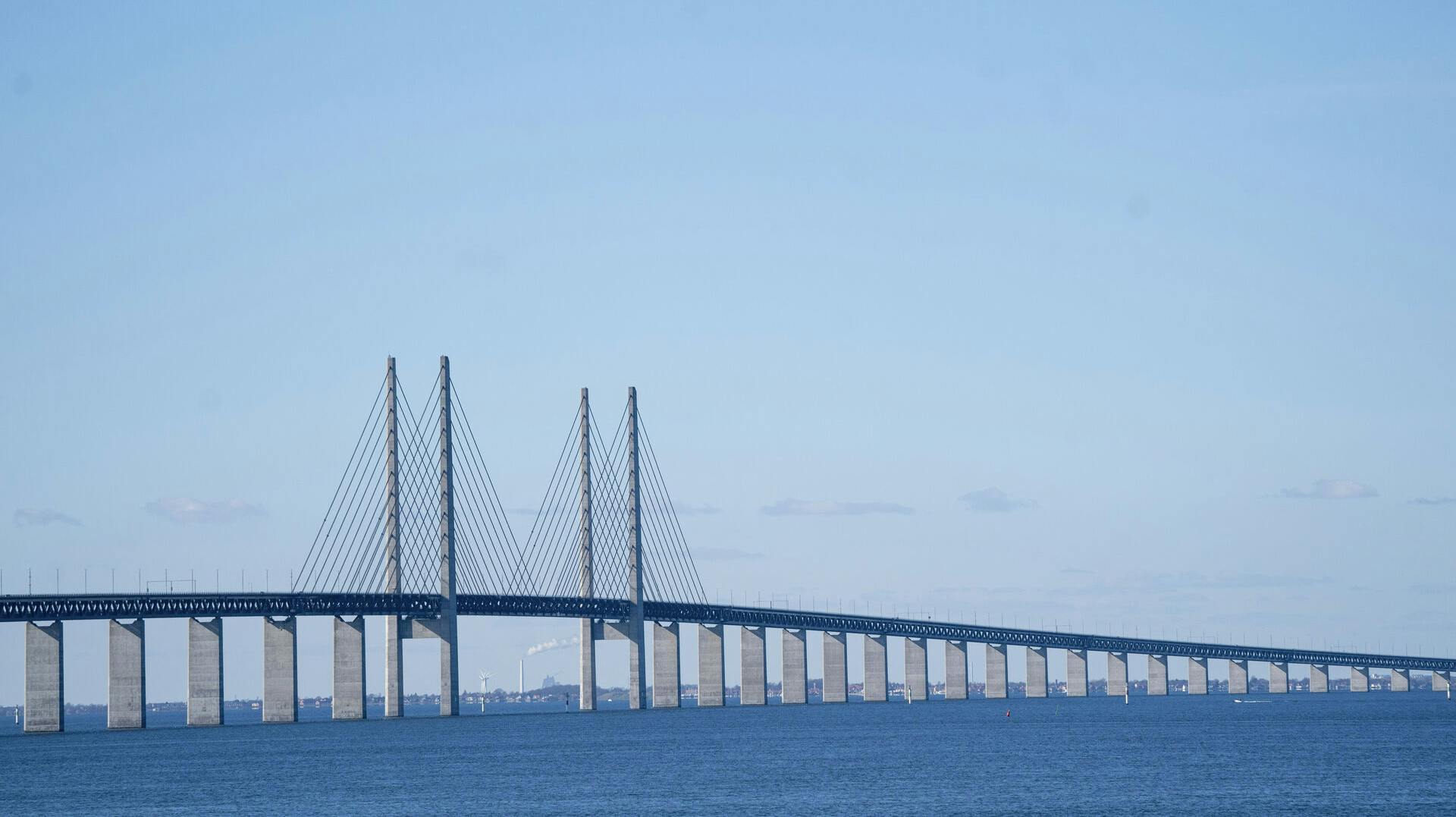 Danmark lukker grænserne. Øresundsbroen