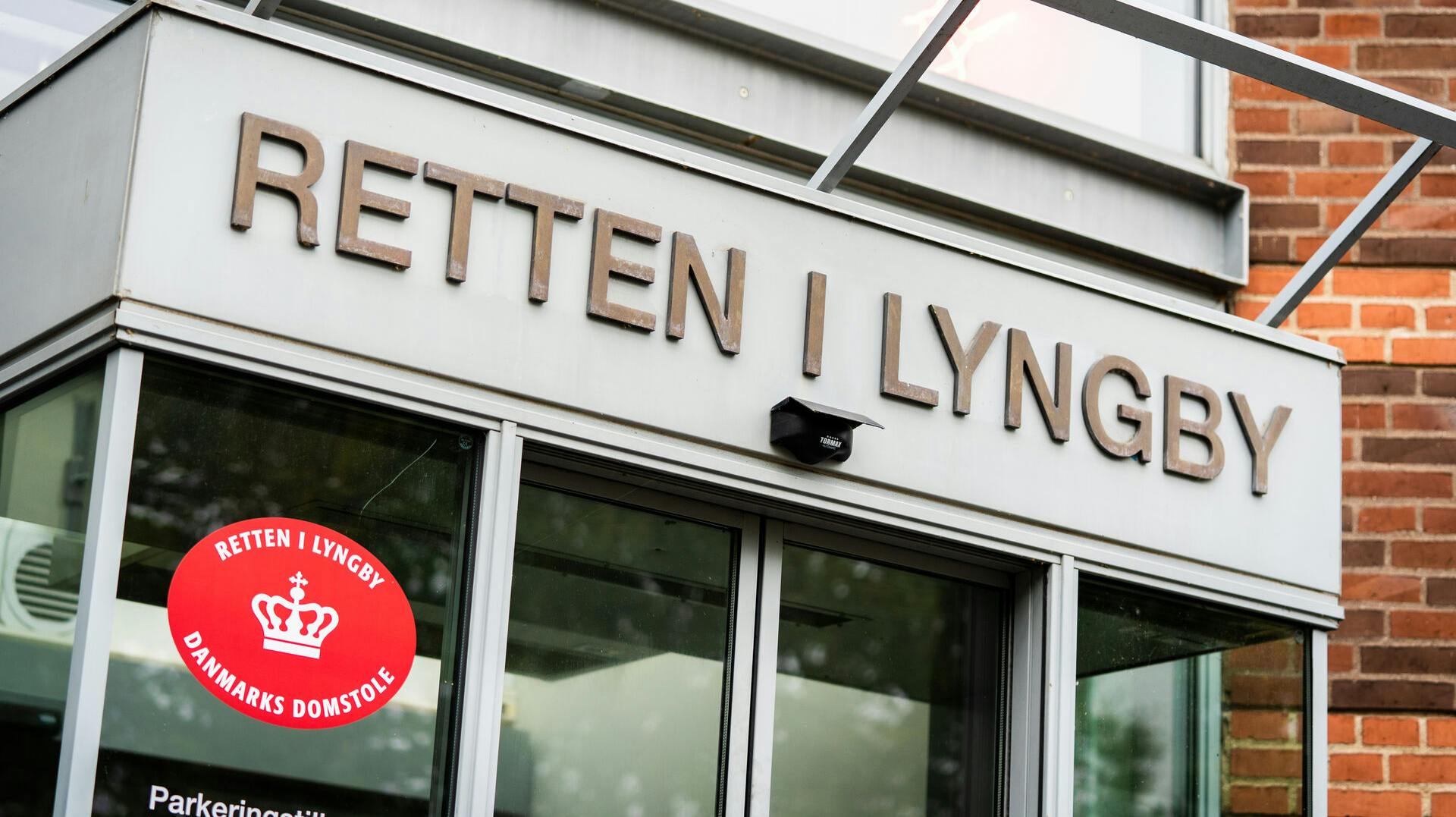 En 21-årig mand tager torsdag plads på anklagebænken ved Retten i Lyngby i en meget alvorlig sag. Han er blandt andet tiltalt for drabsforsøg og grov vold.
