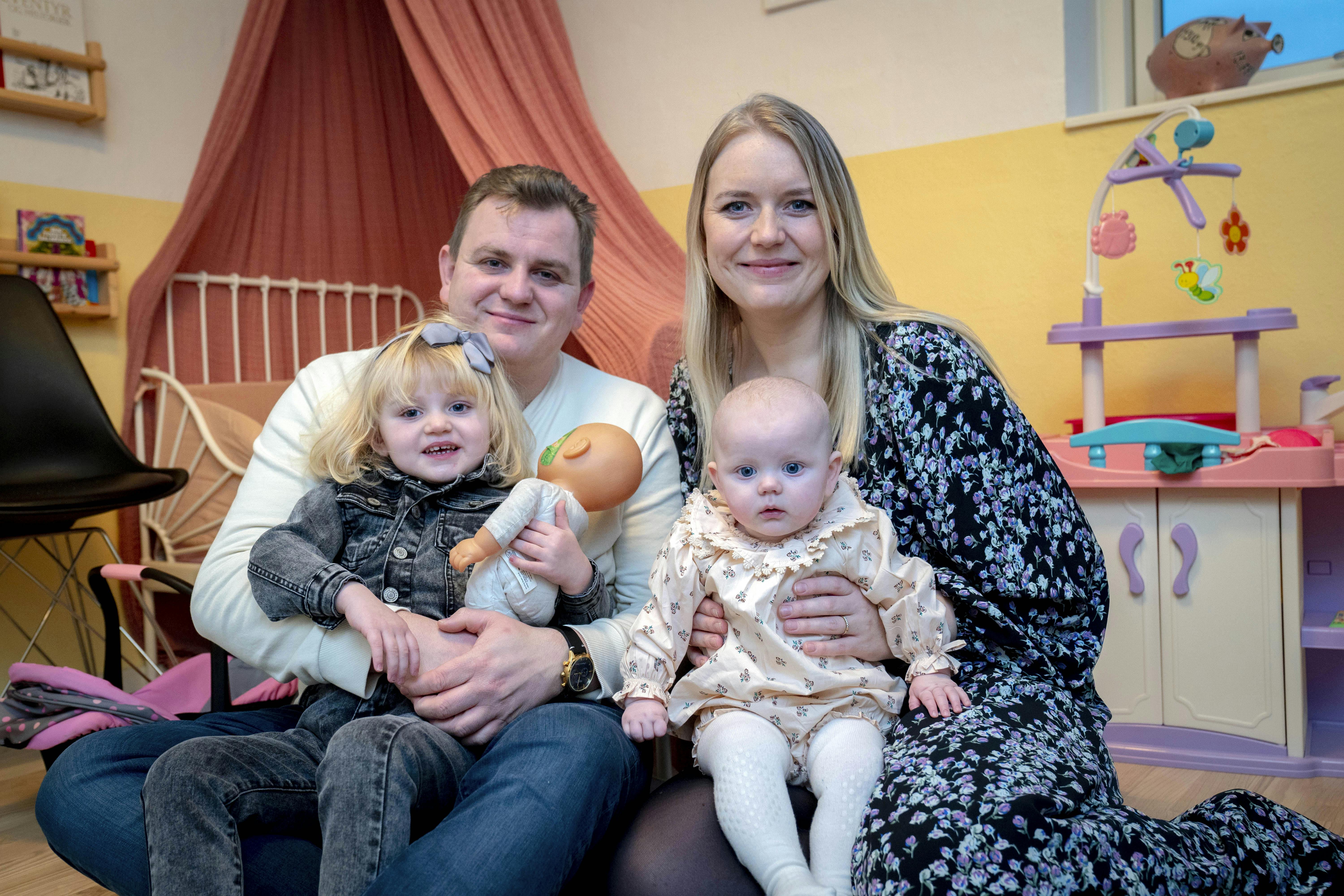 Billeder af ”Årgang 20”-familien Maria, Nikolaj, Solvej og Mathilde. Maria Skødt og Nikolaj Bek