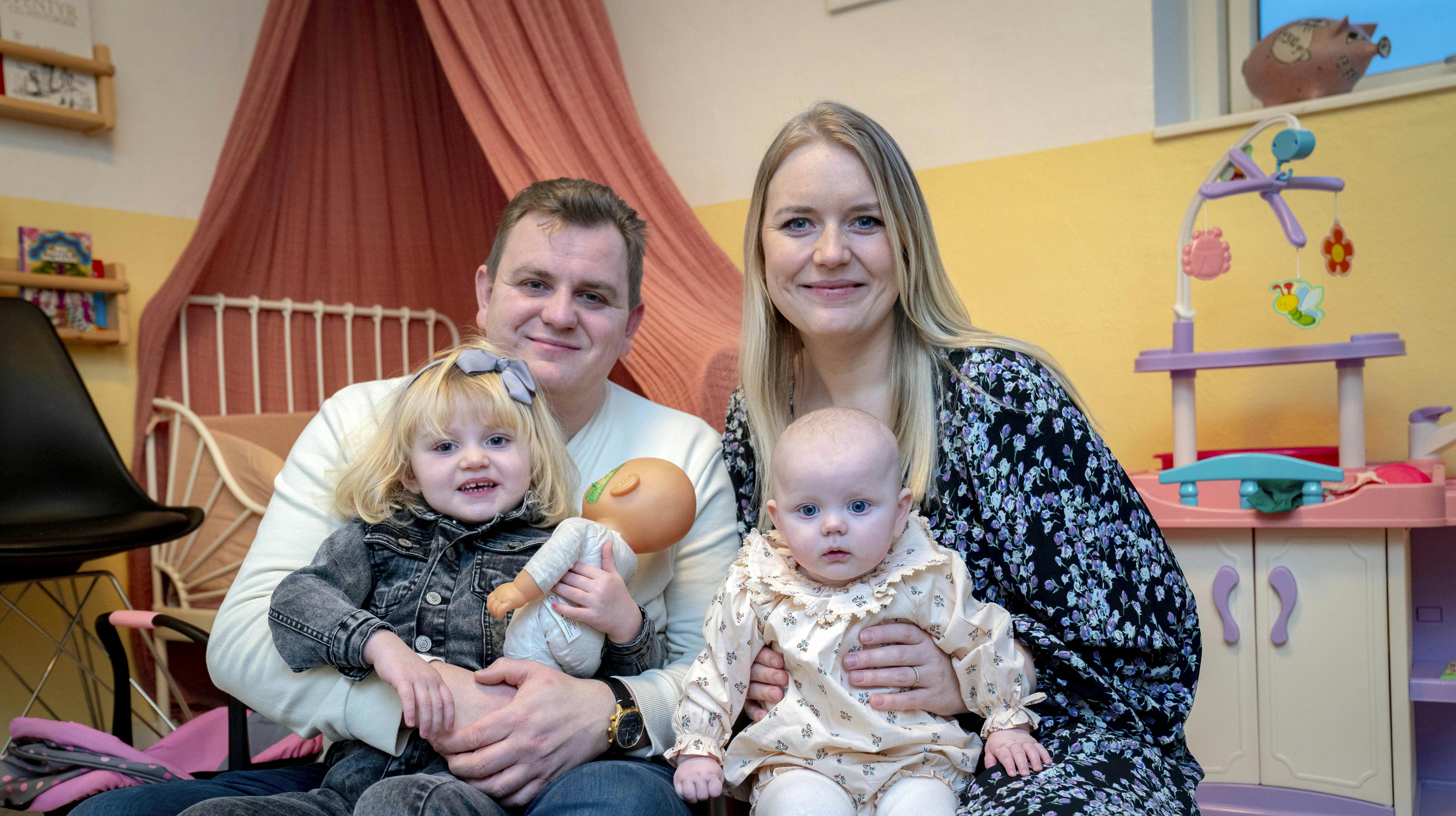 Billeder af ”Årgang 20”-familien Maria, Nikolaj, Solvej og Mathilde. Maria Skødt og Nikolaj Bek