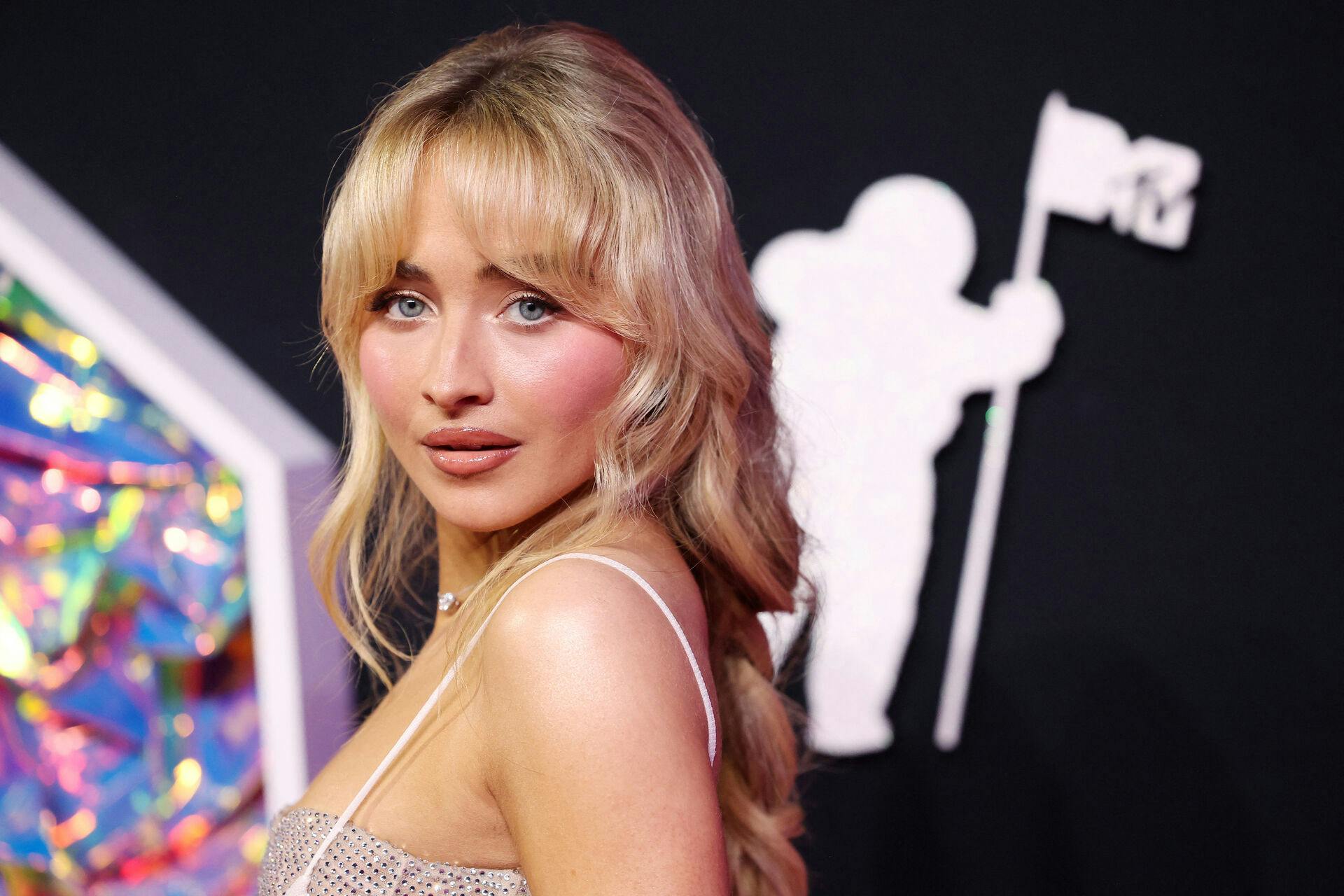 Sabrina Carpenters nye musikvideo har skabt røre.