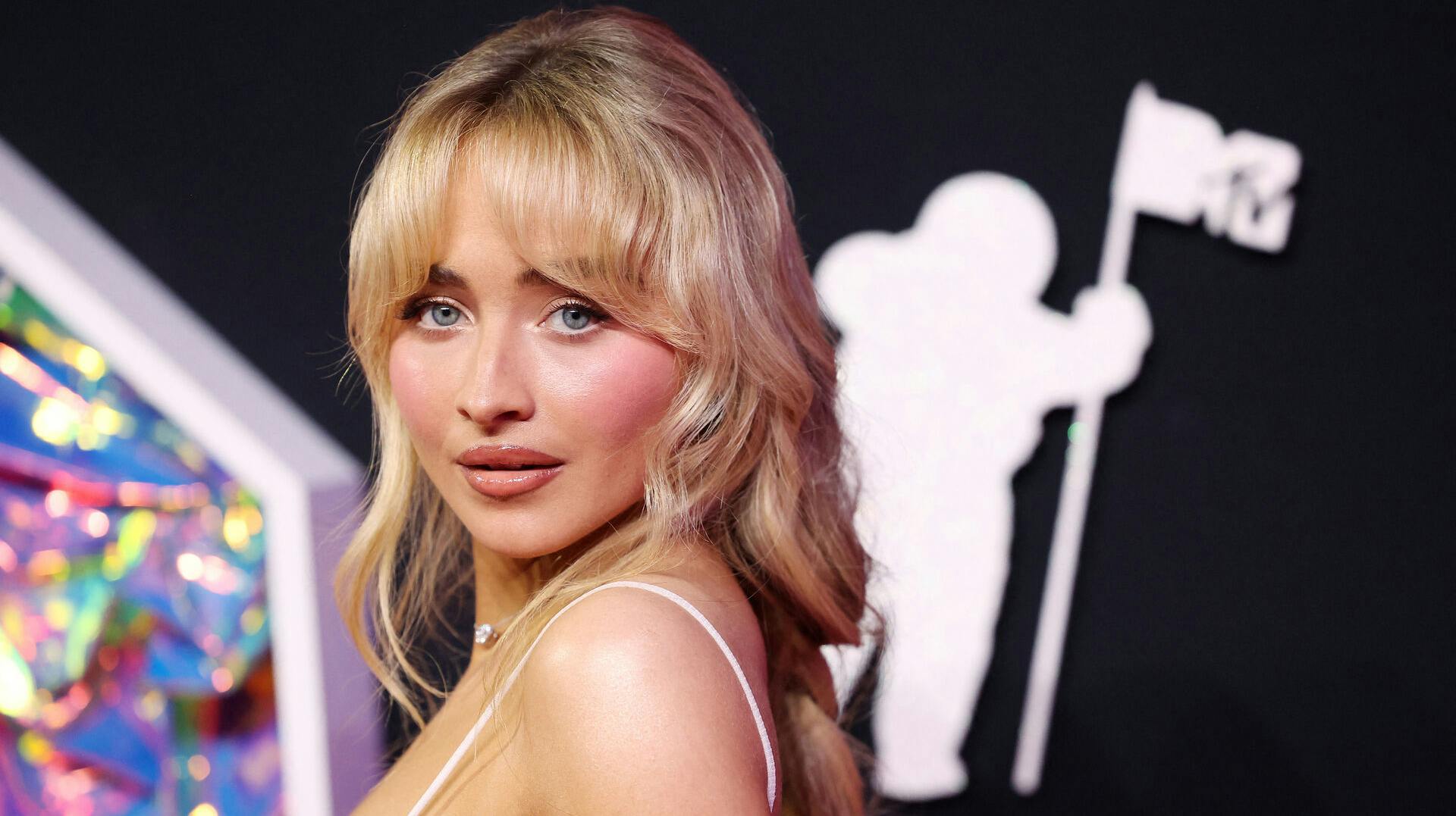 Sabrina Carpenters nye musikvideo har skabt røre.