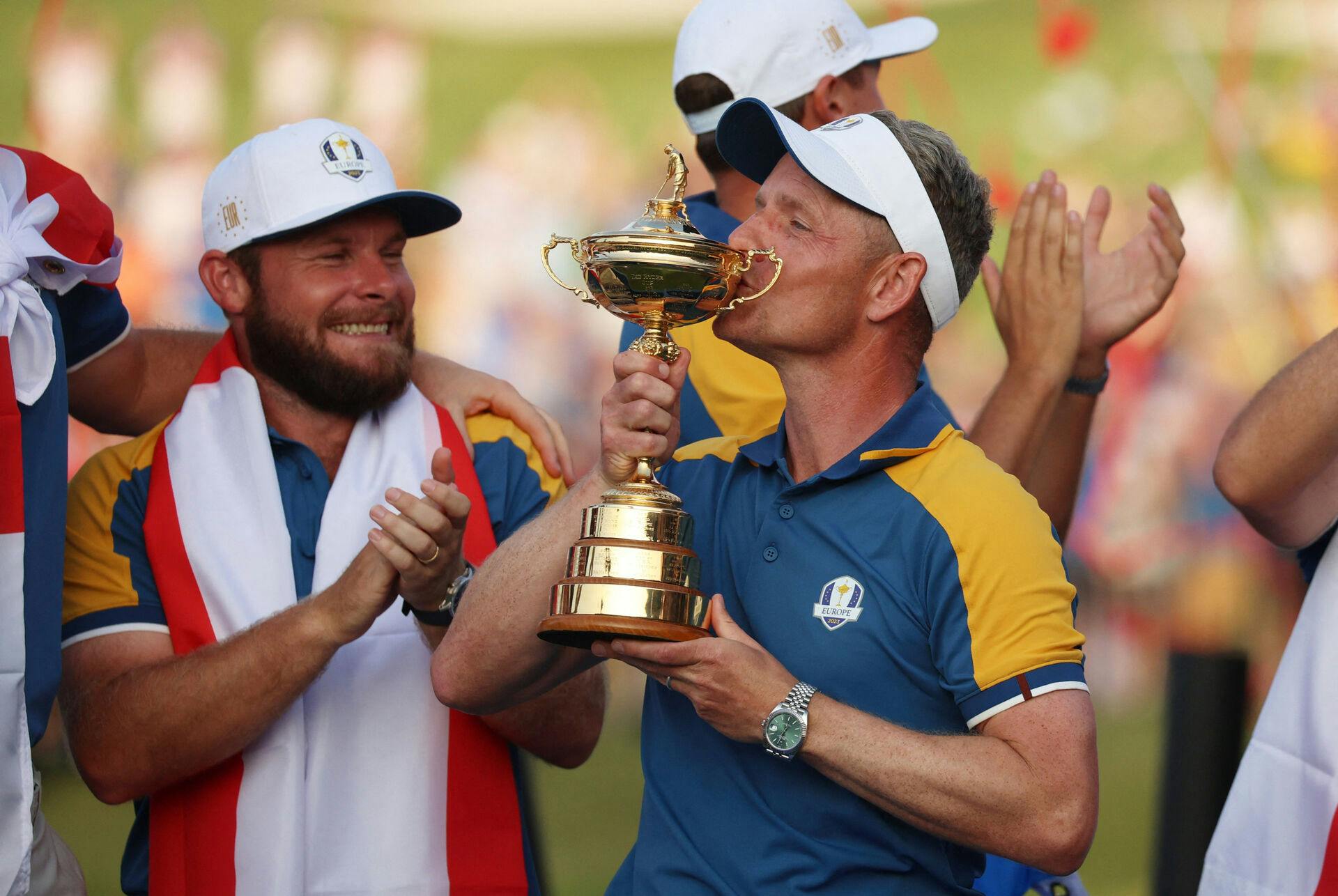 Luke Donald kysser Ryder Cup-trofæet, som danske Nicolai Højgaard var med til at sikre for to måneder siden.&nbsp;