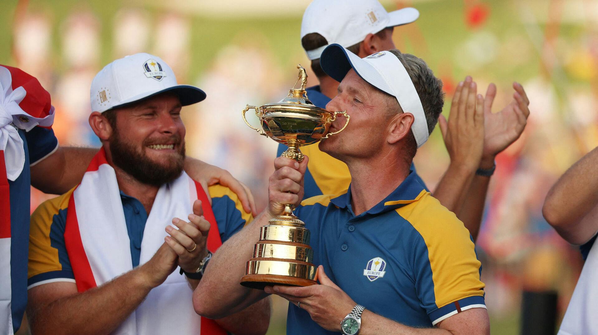Luke Donald kysser Ryder Cup-trofæet, som danske Nicolai Højgaard var med til at sikre for to måneder siden. 