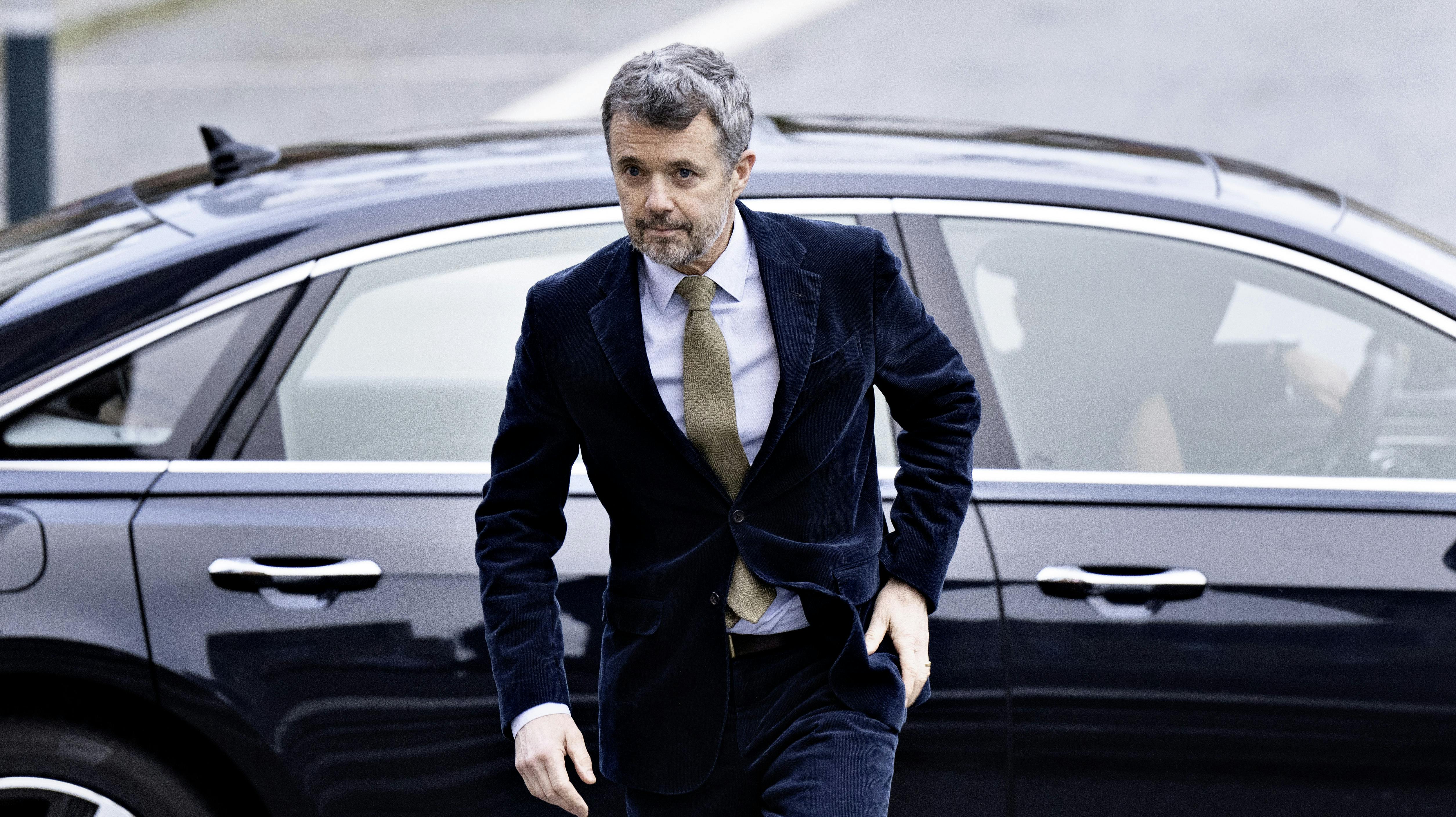 Her ankommer kronprins Frederik til klimakonference i sin dyt, der kørte uden ham som passager fra København til Aalborg. Selv valgte han at flyve til den nordjyske by.