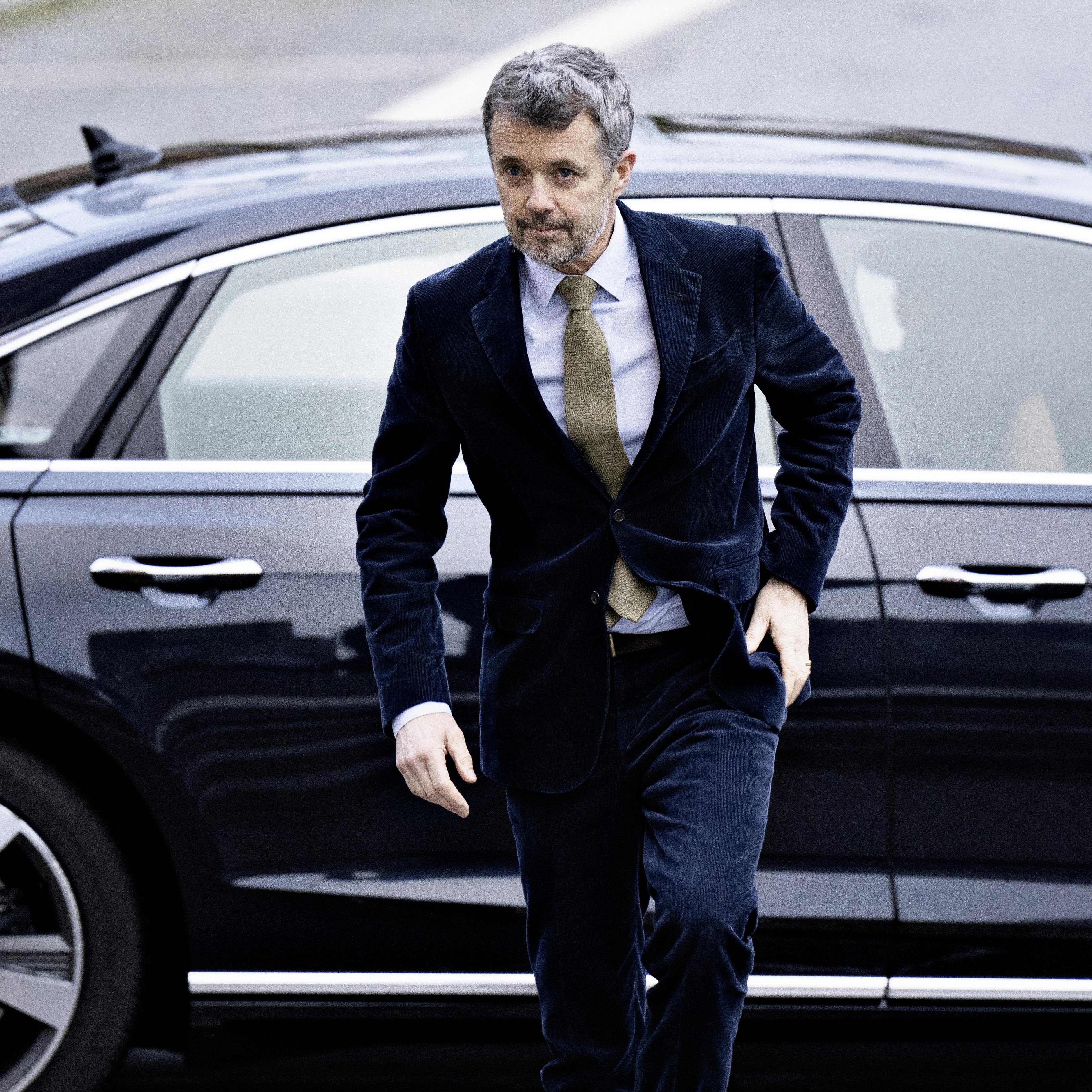 Her ankommer kronprins Frederik til klimakonference i sin dyt, der kørte uden ham som passager fra København til Aalborg. Selv valgte han at flyve til den nordjyske by.