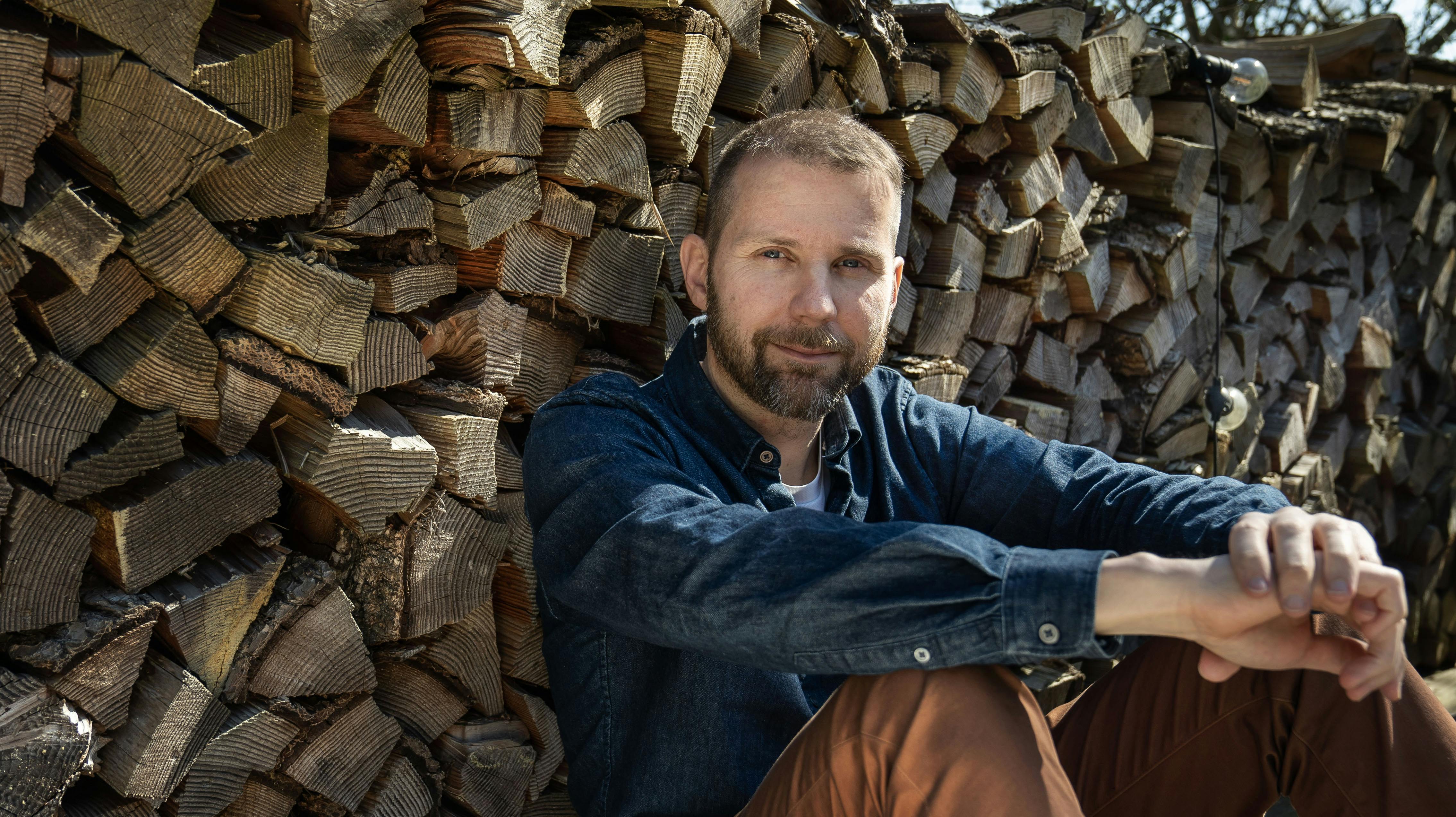 OPGAVE: Interview med skuespiller Kristian Ibler, som for fire år siden mistede sin kone Ida. Han er nu aktuel med bogen ”Enkemand”STED: Sæbyholmsvej 16, 2500 ValbyJOURNALIST: Karin HeurlinFOTOGRAF: Hanne JuulDATO: 20230418
