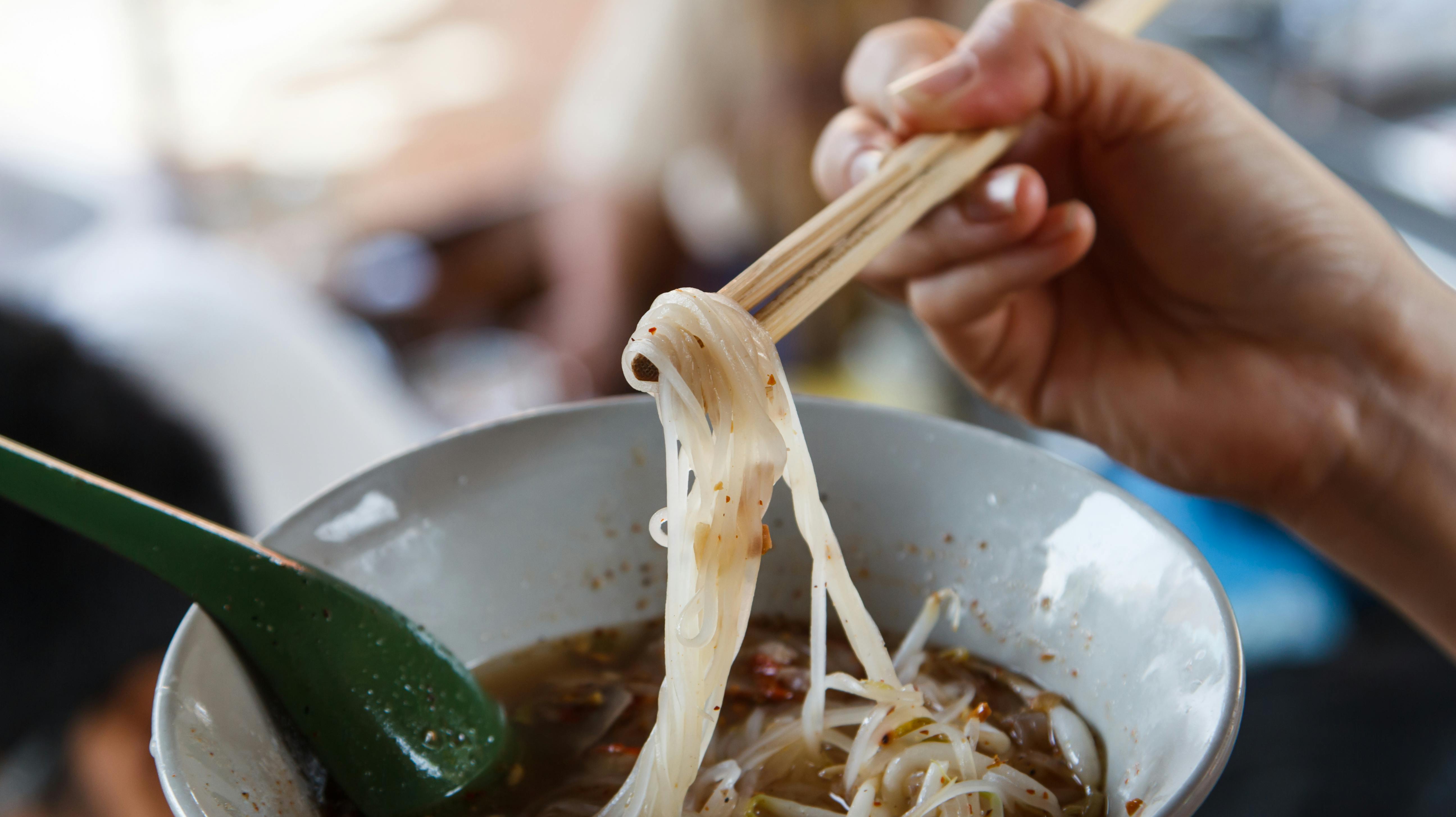 Vi anbefaler ikke, at man bruge spisepinde som beskrevet i artiklen.