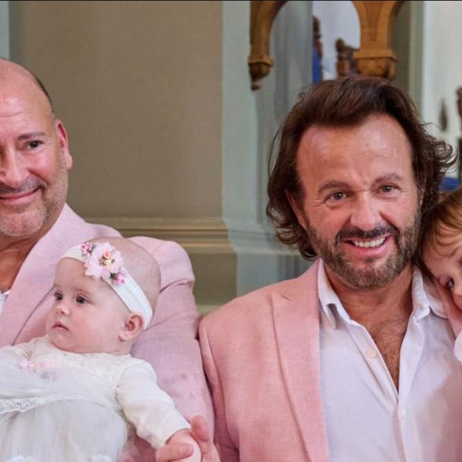 Forleden fik Dennis Knudsen beslaglagt bil og kørekort efter vanvidskørsel ved Molslinjens færgehavn. Nu har hans bror Dion mistet kørekortet efter at have kørt spritkørsel. Her ses de ved Auras barnedåb.