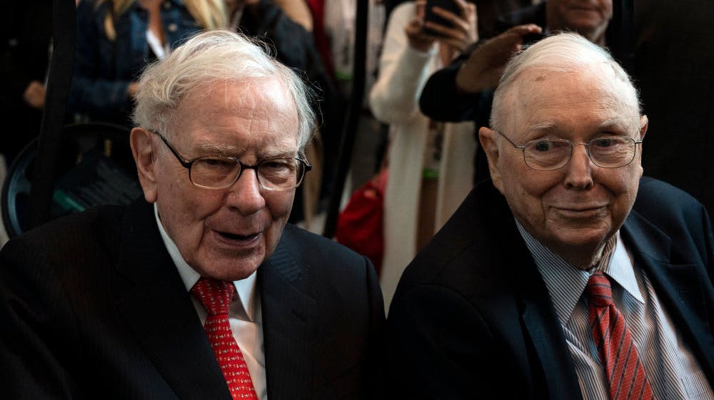 Charlie Munger (højre) har været Berkshire Hathaways næstformand siden 1978 og arbejdet tæt sammen med 93-årige Warren Buffett (venstre), en af verdens rigeste mænd. (Arkivfoto).&nbsp;