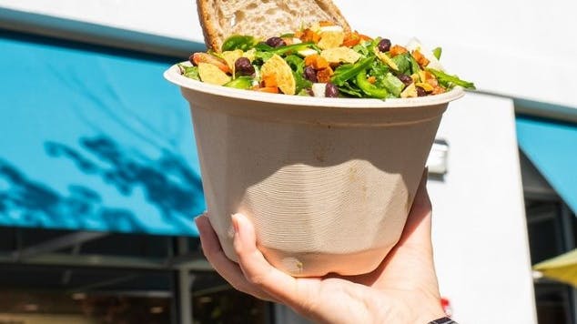 En kunde fik sig noget af en overraskelse. Hun spiste en salat med en finger i.