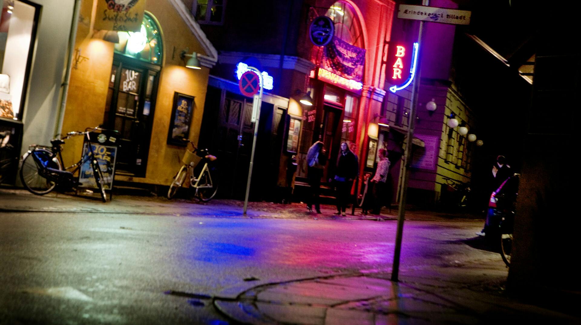 Efter en tur i byen i det centrale København endte det angiveligt helt galt for tre mænd – den ene sidder torsdag på anklagebænken, tiltalt for at have knivstukket den ene efter byturen.