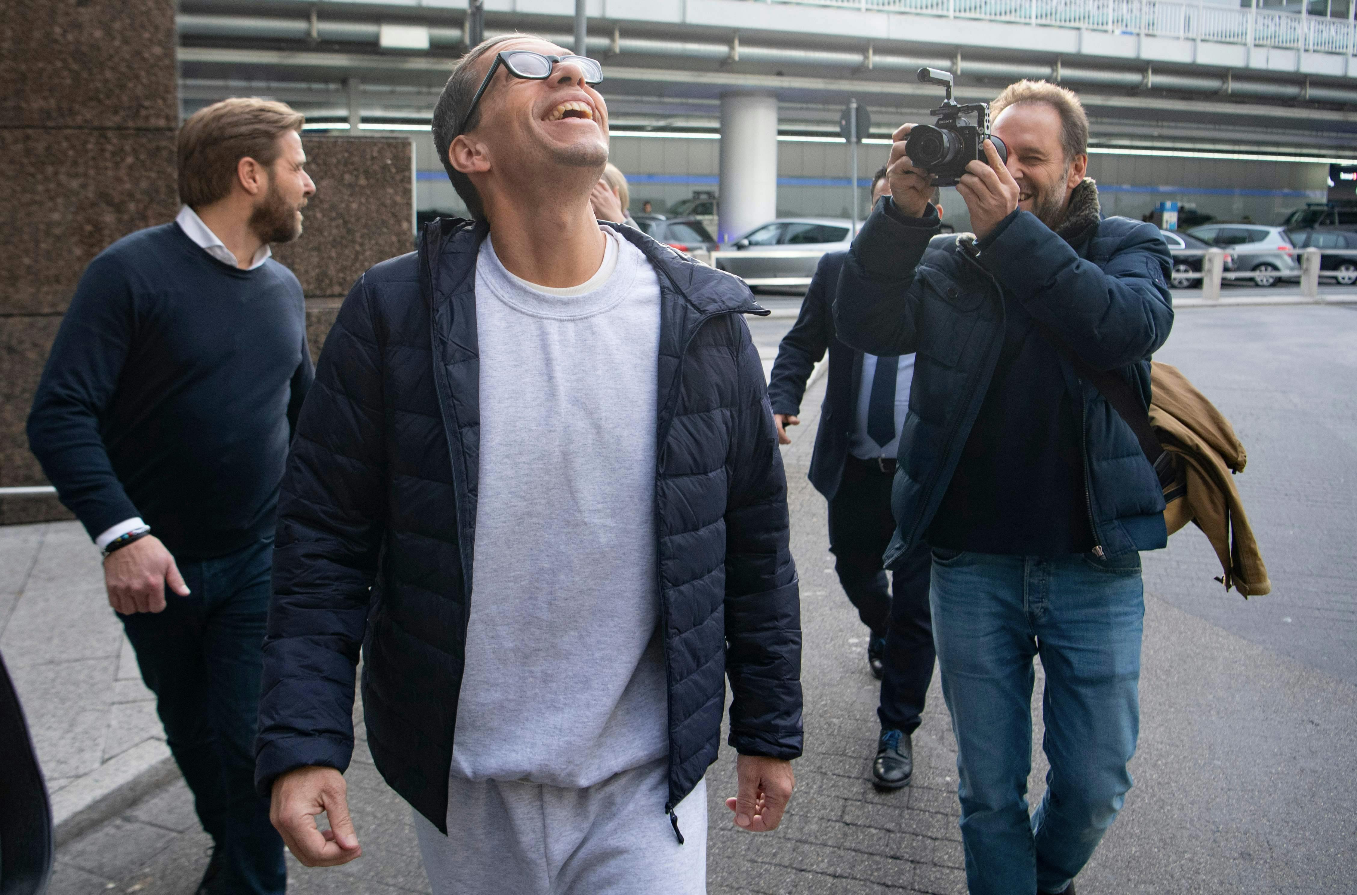 Jens Soering kunne ikke skjule smilet, da han 17. december 2019 satte sine ben i lufthavnen i Frankfurt. Han havde netop afsonet 33 år for det brutale dobbeltdrab. I dag hævder han stadig, at han er uskyldig.