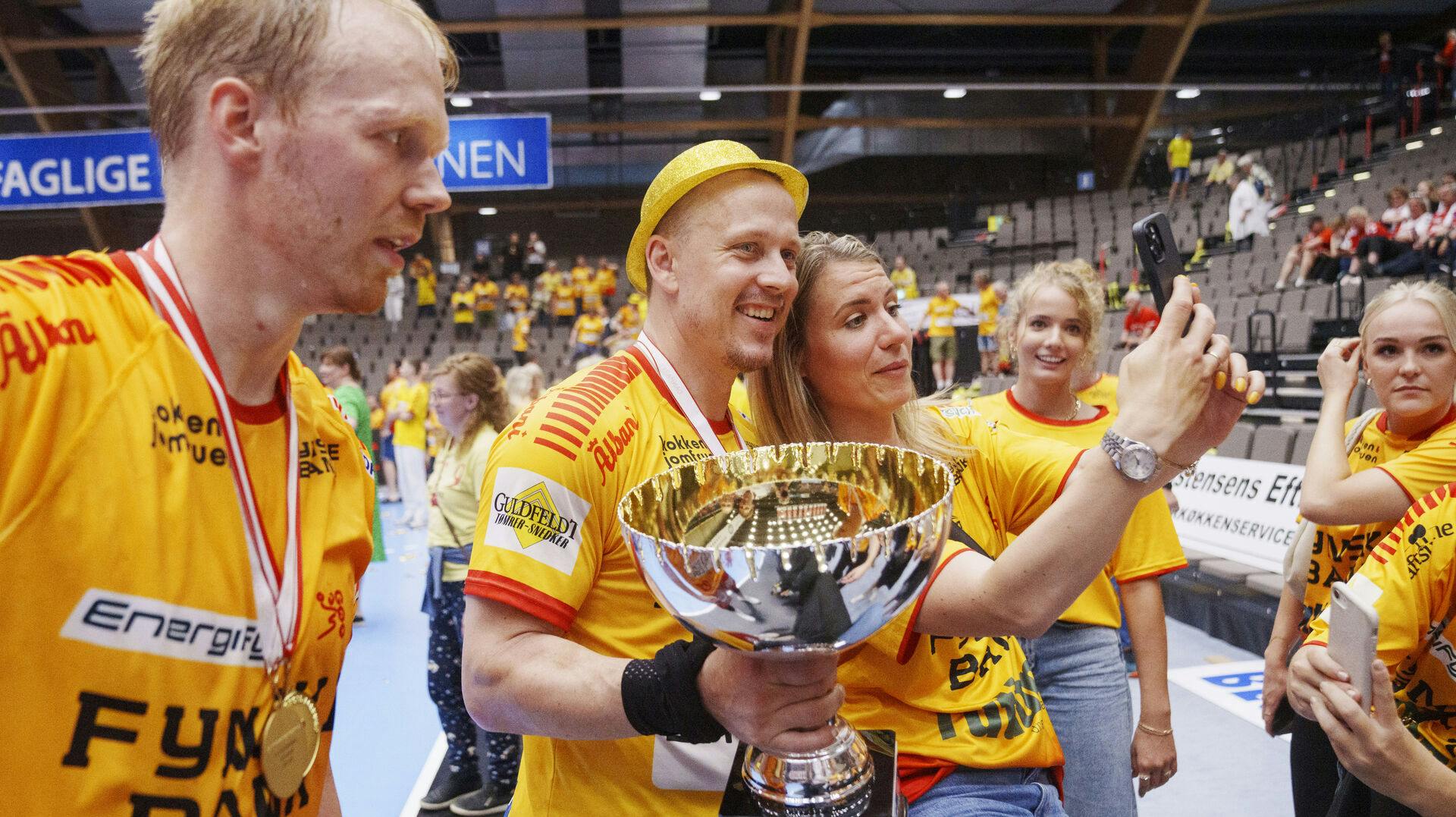 GOG's Morten Toft Olsen fejrer mesterskabet med en selfie efter den anden finalekamp mellem Aalborg Håndbold og GOG, i Aalborg søndag den 12. juni 2022. (Foto: Bo Amstrup / Ritzau Scanpix/Ritzau Scanpix)