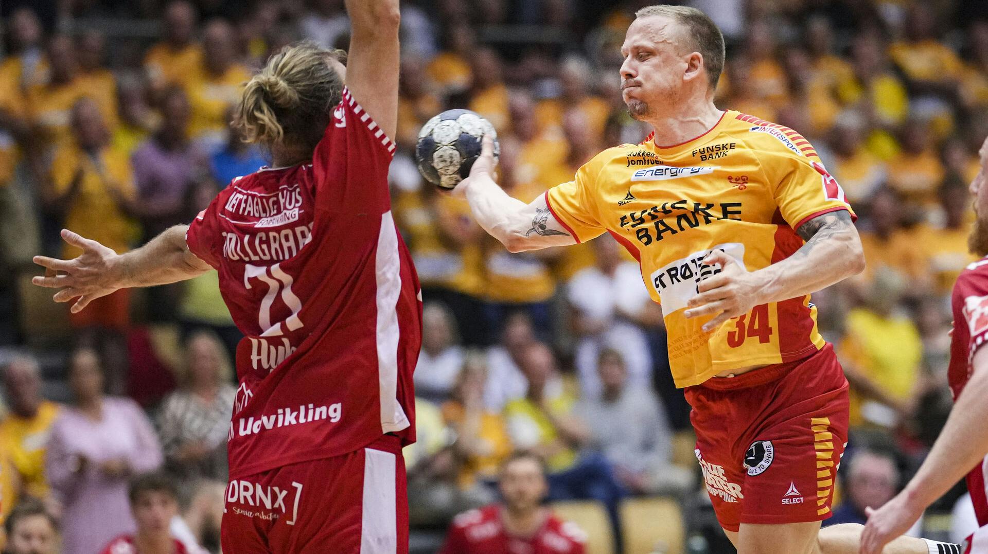 Morten Olsen (GOG 34) mod Henrik Møllgaard (AAB 21) under herrehåndbold DM-finalekampen mellem GOG og Aalborg Håndbold i Odense onsdag den 4. juni 2023. Anden kamp i DM-finaleserien. Anden kamp i DM-finaleserien. (Foto: Claus Fisker/Ritzau Scanpix)