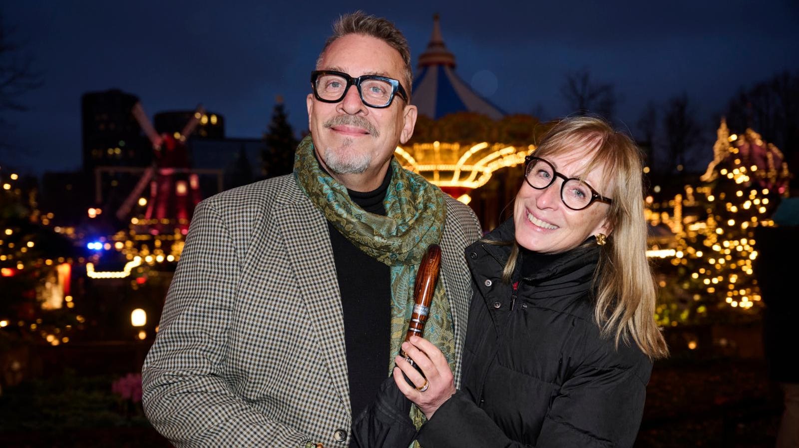 – Vi hygger os meget, når det er jul. Vi har et juletræ, men vi danser ikke rundt om det, afslørede Thomas Eje, 66, og hans hustru Katherine Scrivens Eje, 59, da SE og HØR forleden mødte parret i Tivoli.
