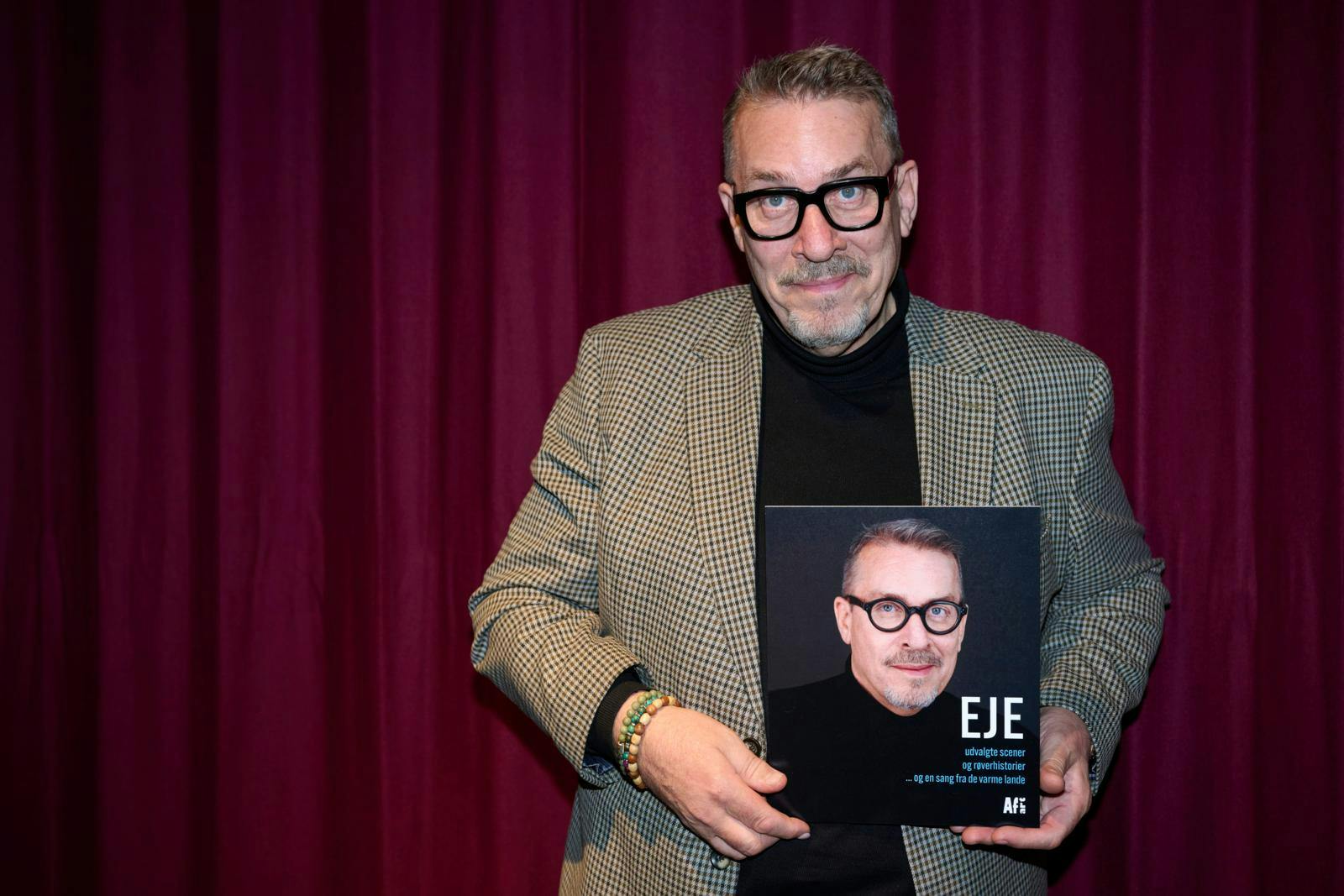 Den folkekære entertainer genudgiver sin selvbiografi i ny udgave. Bogen ”Eje” indeholder en masse fortællinger fra Thomas’ liv i rampelyset.